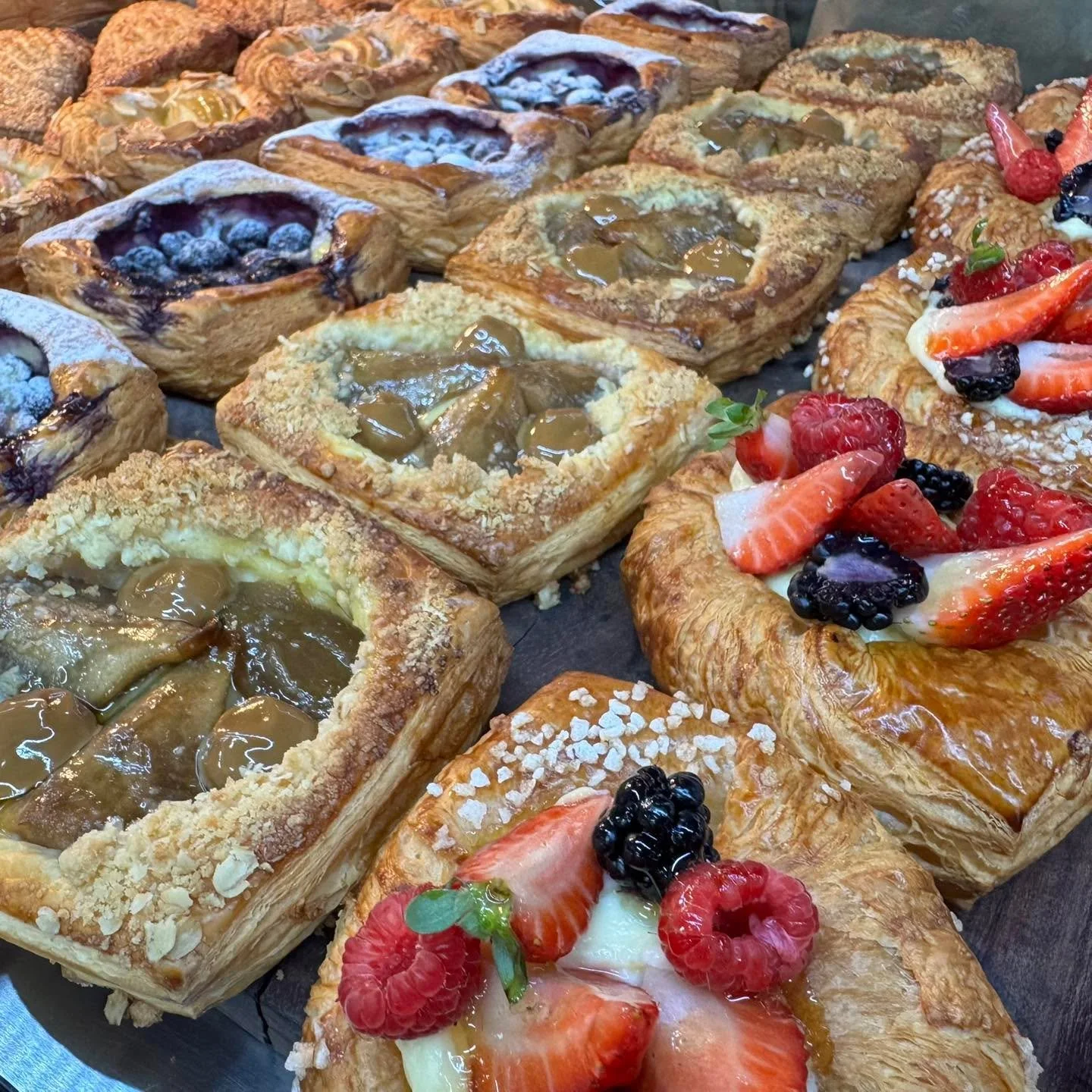 It&rsquo;s a smorgasbord of Saturday scrumptiousness!

#danishes #theartisanfarmernabiac #midnorthcoastnsw #barringtoncoast #nabiac