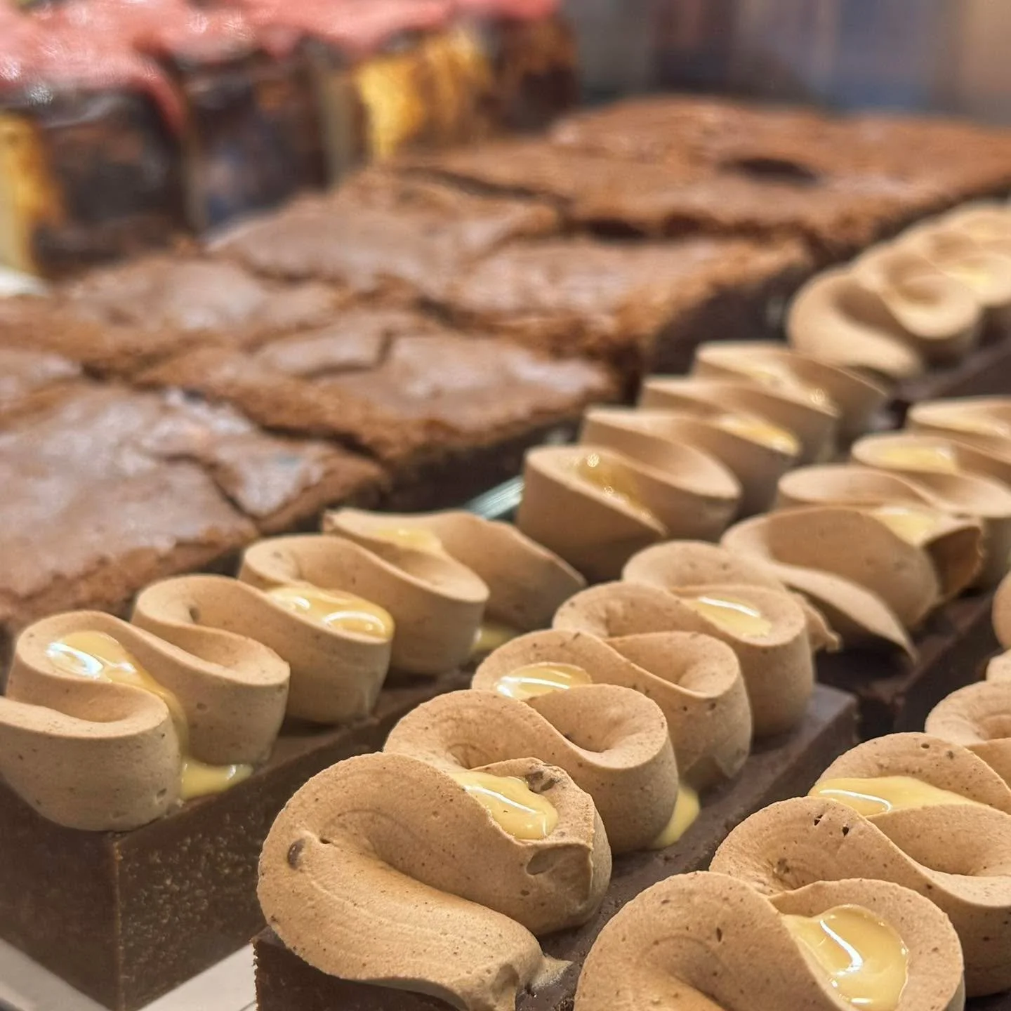 This smooth, rich and incredibly satisfying (!) beauty emerged thanks to our patisserie chefs this week&hellip; the Banana and Dark Chocolate slice shows just what you can do with a few quality ingredients. ❤️

#theartisanfarmernabiac #midnorthcoastn