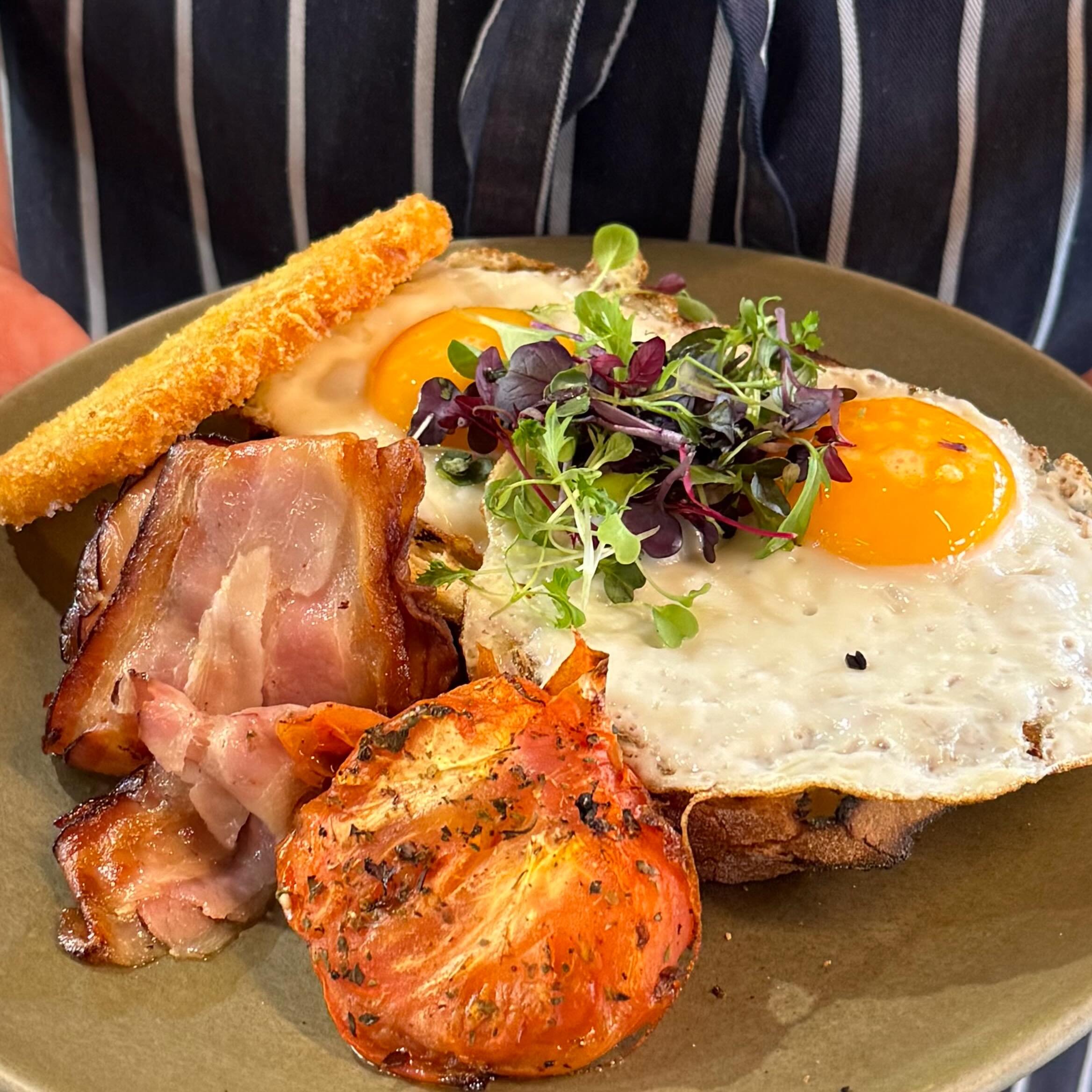 Free-range eggs &amp; bacon, house-made fresh bread, tomatoes, hashbrowns&hellip; quality ingredients to  kickstart a great start to the day! 
(Breaky menu orders end at 1100.)

#theartisanfarmernabiac #nabiac #breakfast  #midnorthcoastnsw #barringto