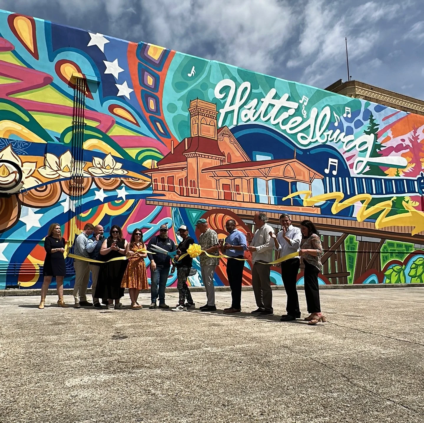 It’s official: we unveiled the “Hub of Momentum” mural #62 in Hattiesburg, MS. Designing and painting this mural for the City has been a wonderful experience and an honor. I learned about the City’s rich history and enjoyed fi