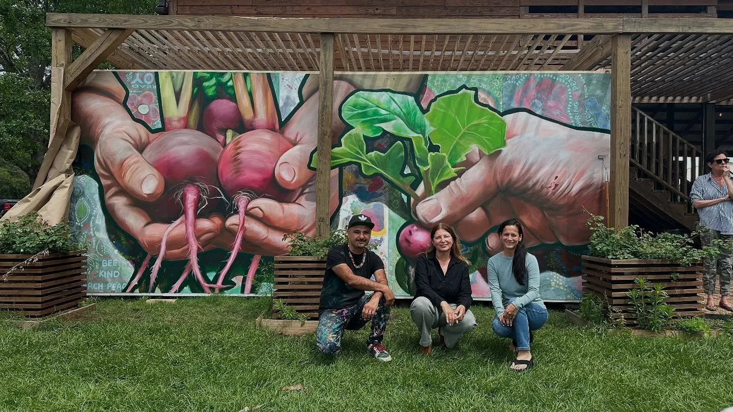 Thank you Mother Earth 🌎 🙏🏽 Congrats to fellow Artist @anatronen1971 on your new mural 🎨 at @r4sfoundation #hopefarmshtx Happy 9th B-day 🥳 on your endeavor @graciecavnar - @_carolinafigueroa and I enjoyed a moment of gratitude, nature and nurtur