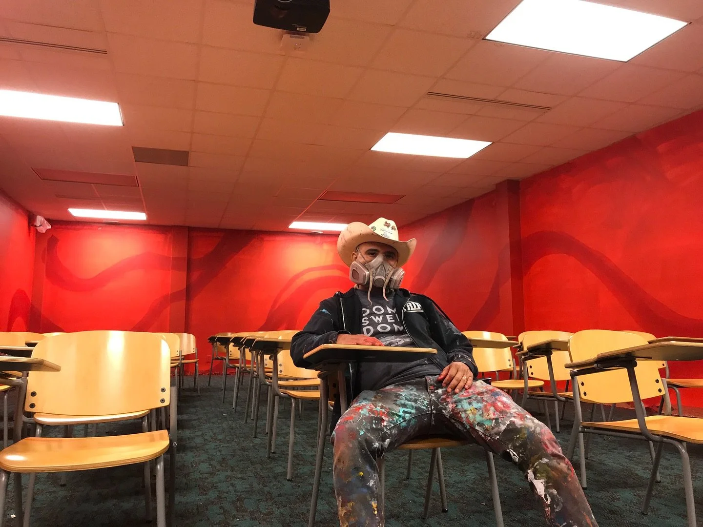 Go Coogs @universityofhouston 👊🏽 Making more memories! 🤘🏽 Wearing our red!
Photos: UH @uhvalentischool BTS classroom mural install. Circa 2018.