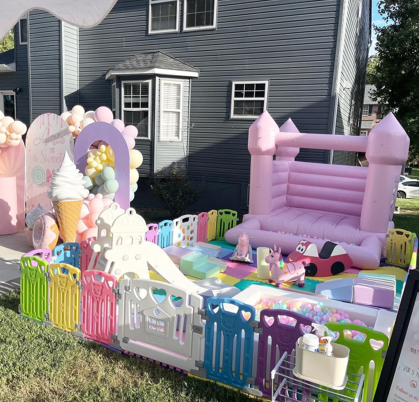 🇺🇸Our Pastel colors package is super popular for girls, we have different sizes and it&rsquo;s perfect for outdoor and indoor installation, you can book it www.sherryspartydesign.com or on our link in our bio

🇻🇪 Nuestros paquete de colores paste