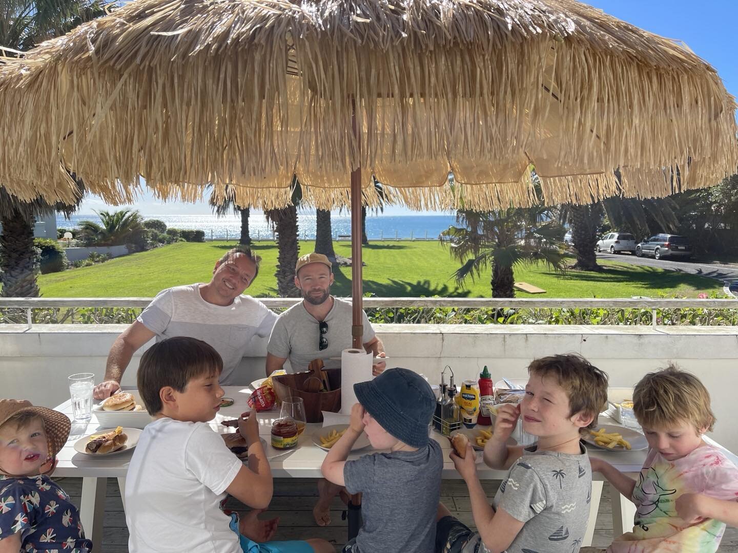 Boys lunch at The Hibiscus 💙🌸🌴and yep we sleep 10 in 5 gorgeous bedrooms - jump on our new website to explore www.thehibiscus.nz