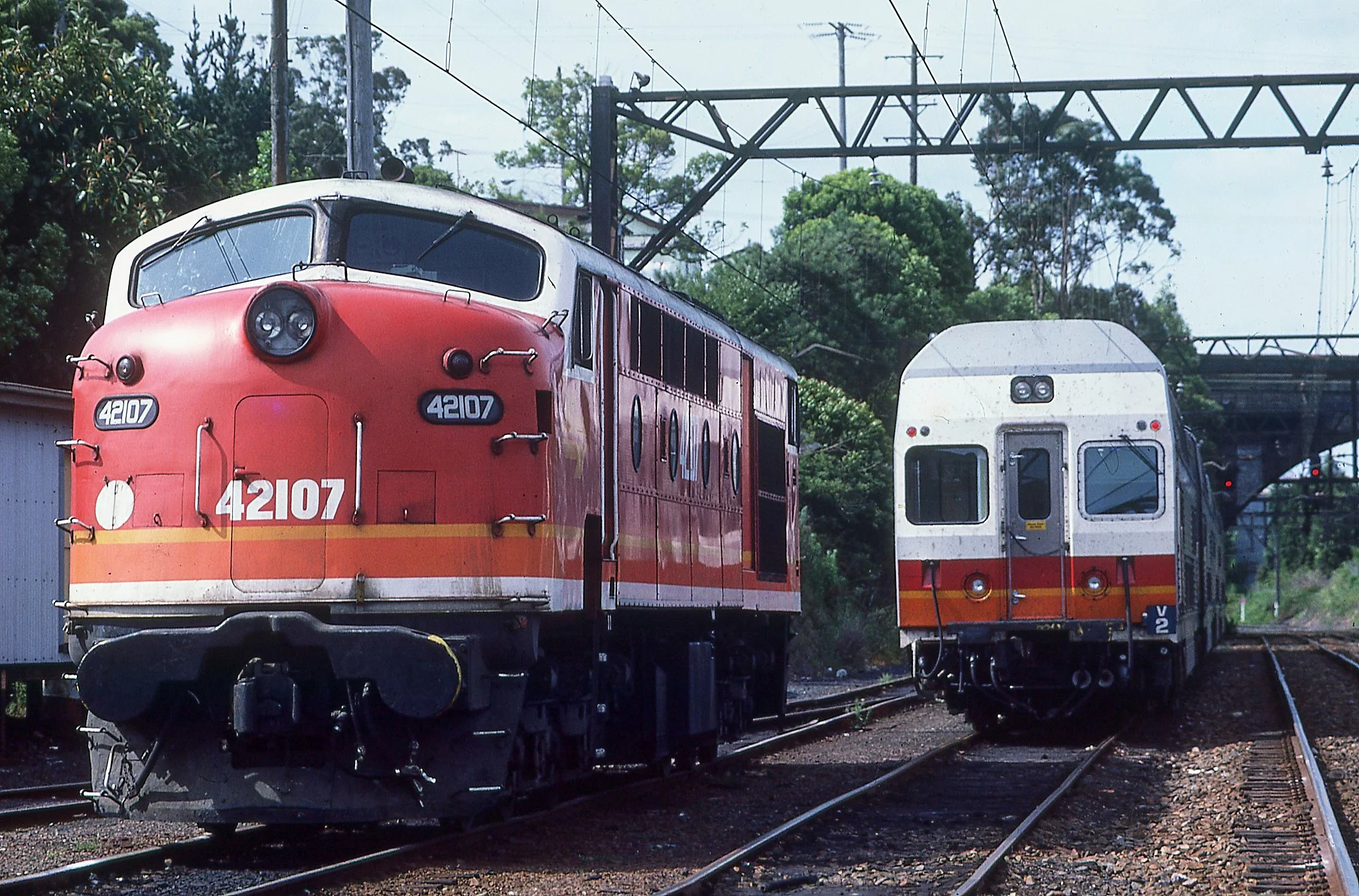 42107 & V-set stabled at Gosford Yard. November 1987