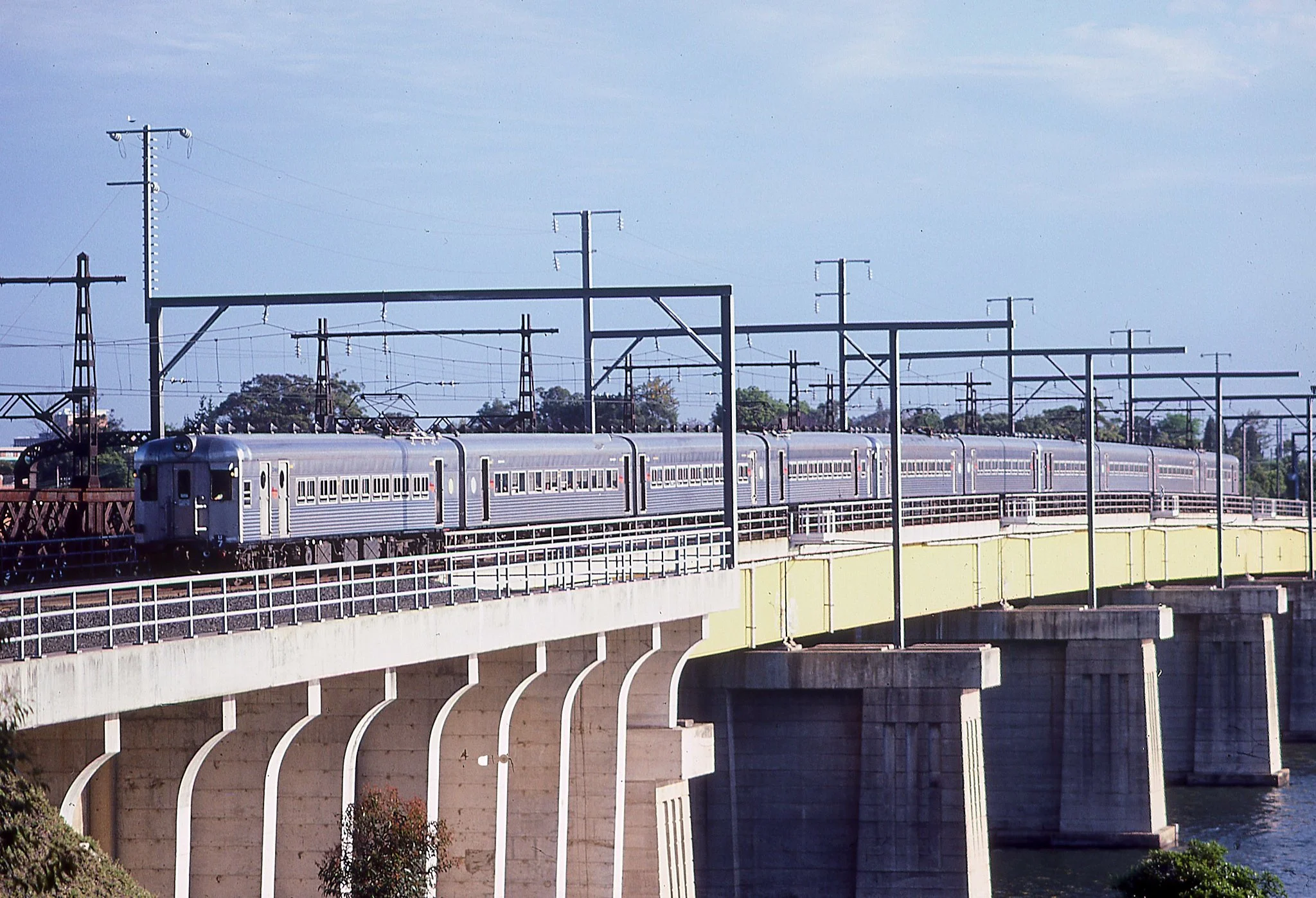 A 10-car U-set single deck interurban heads north over Meadowbank bridge November 1986 