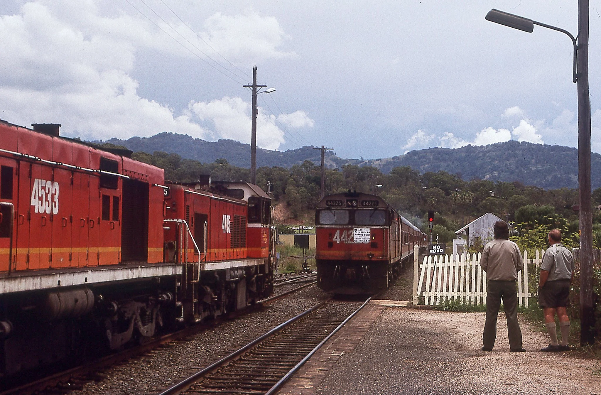 4705+4533 last loco hauled Northern Tablelands Express crosses the Up service at Murrurundi. February 1990