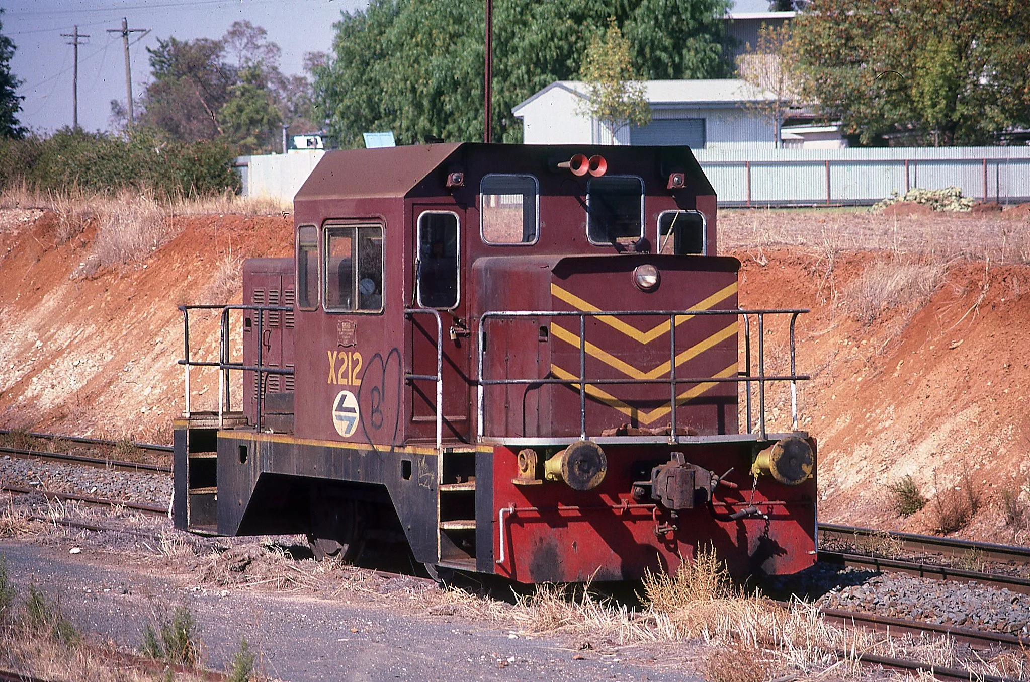 X212 stabled at Narrandera. April 1987
