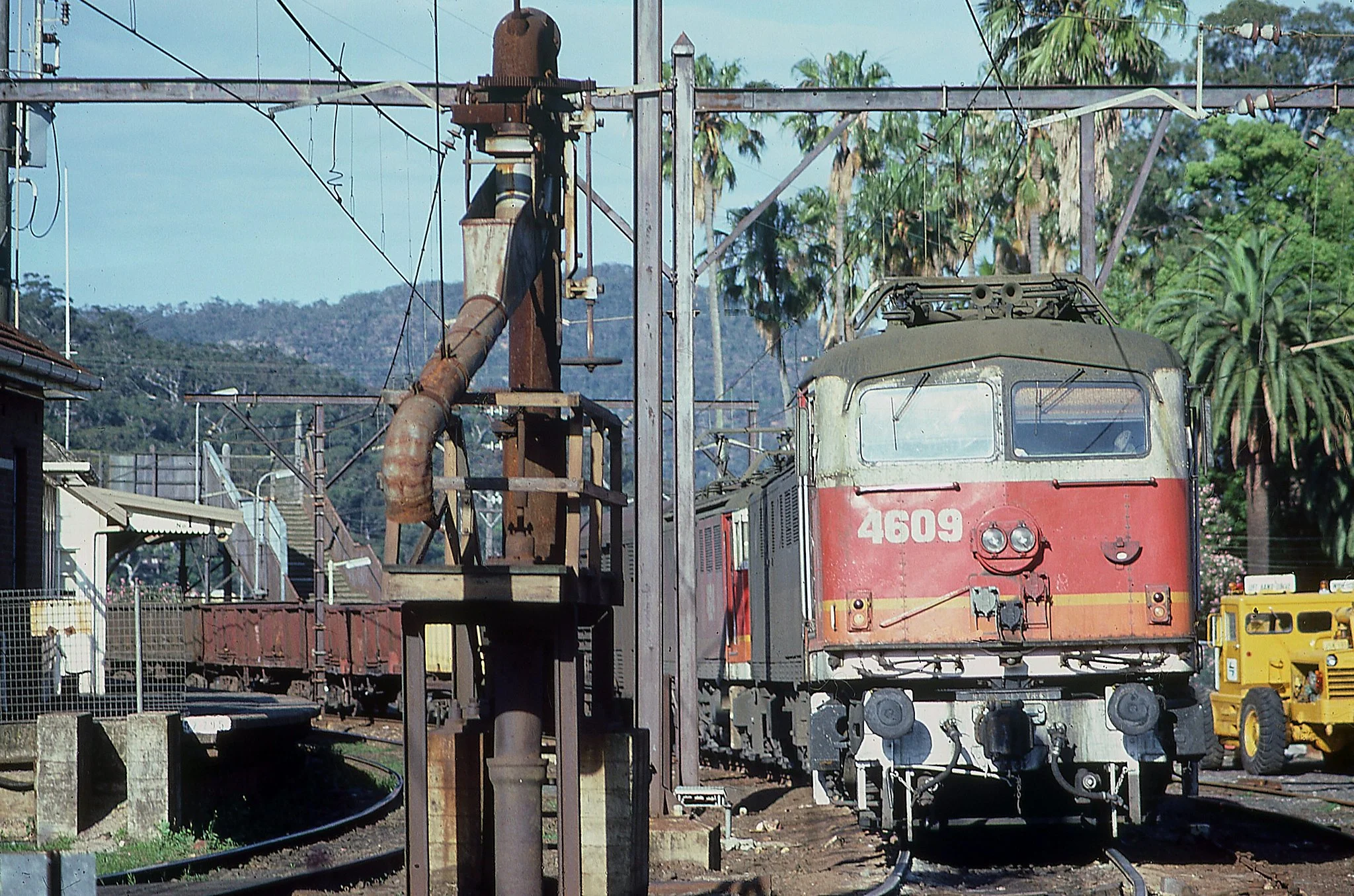 4609 leads two other 46 class. Hawkesbury River up refuge. November 1986