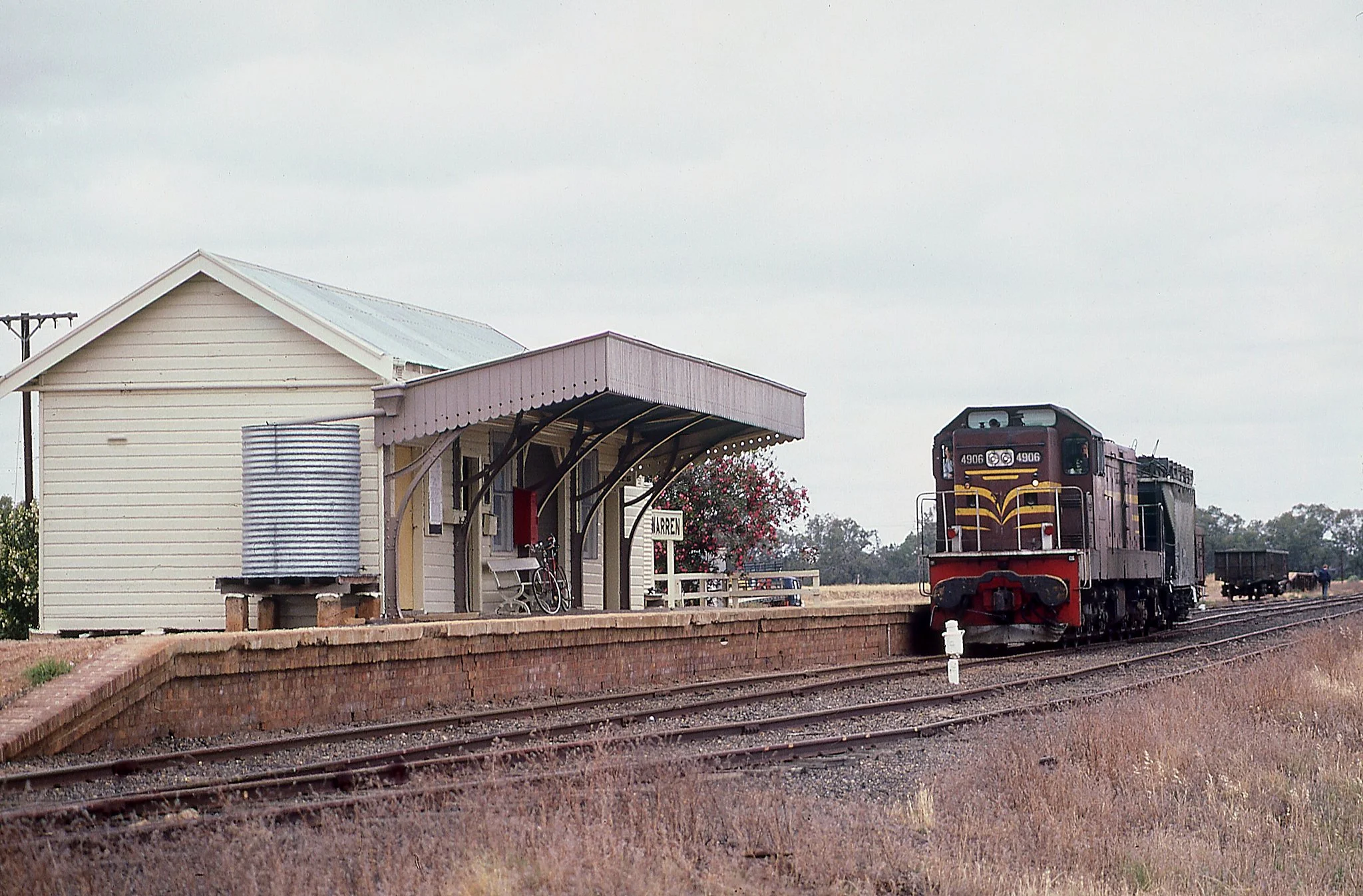 4906 shunts at the terminus of the Warren branch 8 December 1986