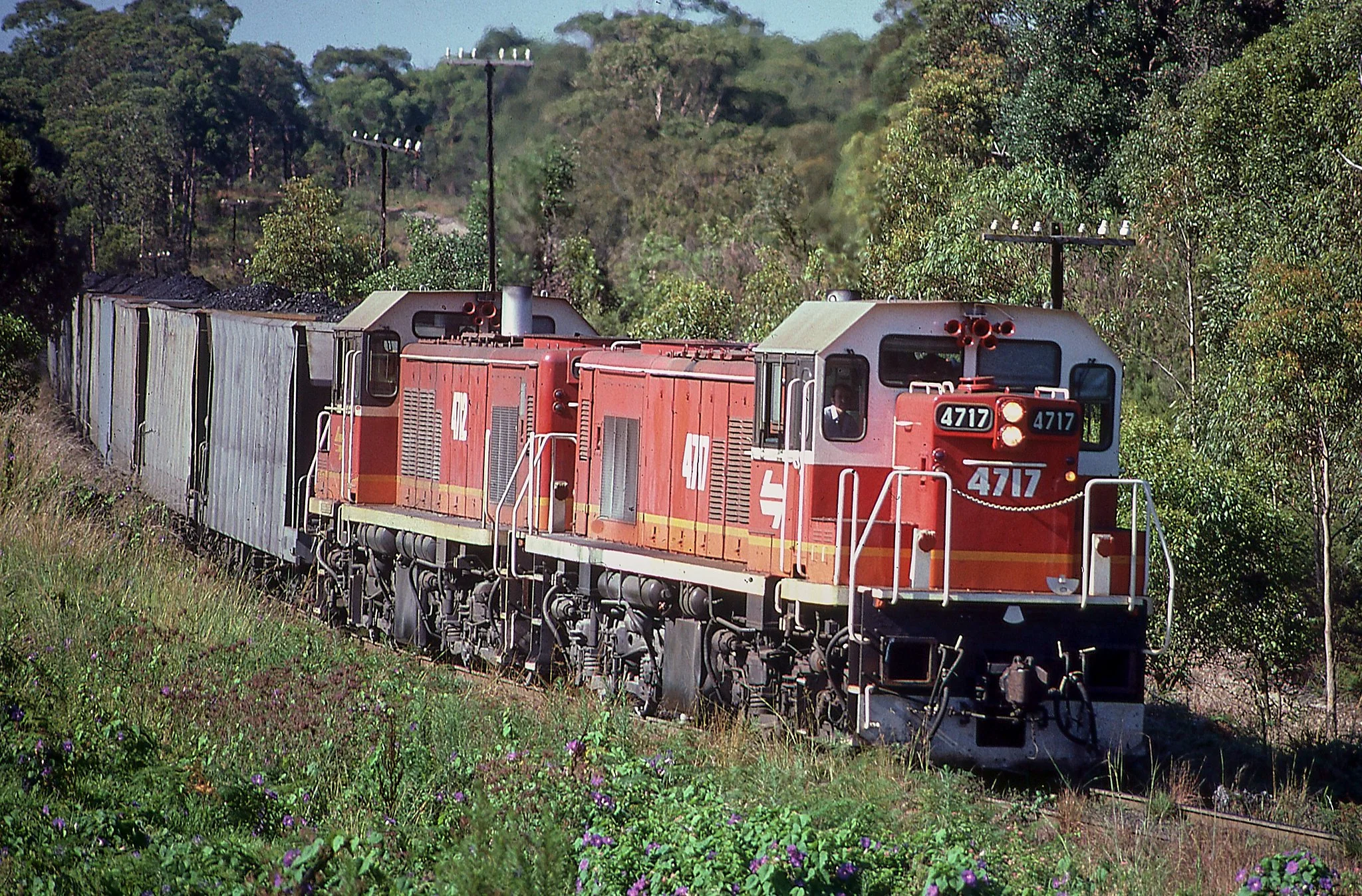 4717 + 4712 with loaded CXD wagons from Lambton Colliery. February 1987