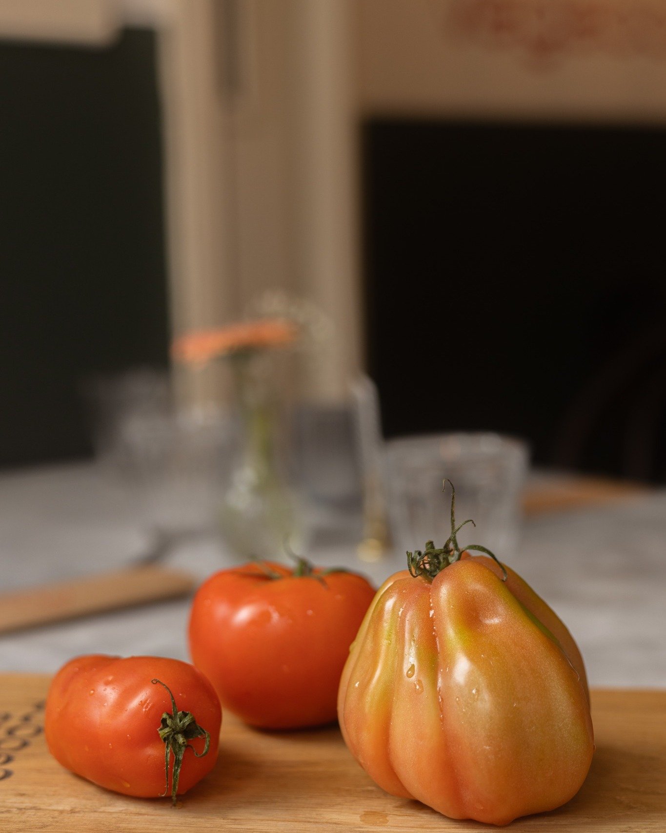 You can taste the sun in every one. Grown slow, picked ripe - these aren&rsquo;t just tomatoes, they&rsquo;re D.O.P.-certified San Marzano.
And yes, we&rsquo;re picky about which ones make it onto the dough.
.
.
 . 
#thepizzavagabond #pizzaamsterdam 