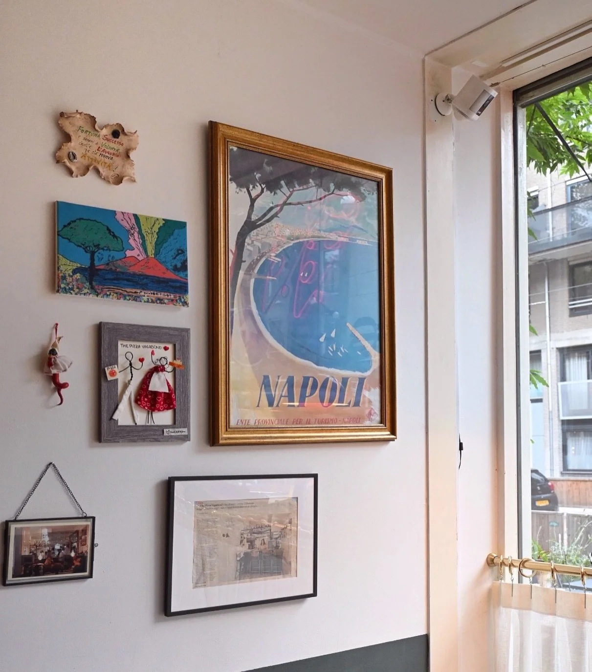 Cold outside? Perfect excuse to stay in, grab a table, and let the pizza do the rest.
.
.
.
#thepizzavagabond #pizzaamsterdam #italia #pizzaiolo #amsterdamfoodies #foodies #napoli #amsterdamrestaurants #pizzatime #pizzalove #eatitaly #amsterdamcityli