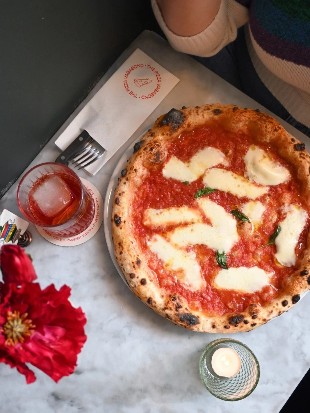 Ever wonder how to eat a Margherita the propper way? Now you know!
.
.
 . 
#thepizzavagabond #pizzaamsterdam #italia #pizzaiolo #amsterdamfoodies