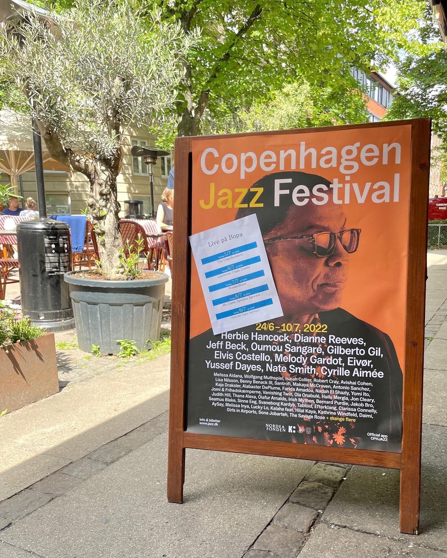 EEEENDELIG JAZZ FESTIVAL! 🥳👏 2 &aring;r uden er simpelthen ALT ALT for l&aelig;nge! 🥵
Og fra p&aring; tirsdag g&aring;r det igen l&oslash;s her p&aring; Bopa, og I kan se frem til fede koncerter og fantastisk stemning ugen ud ➡️ SWIPE for at se pr