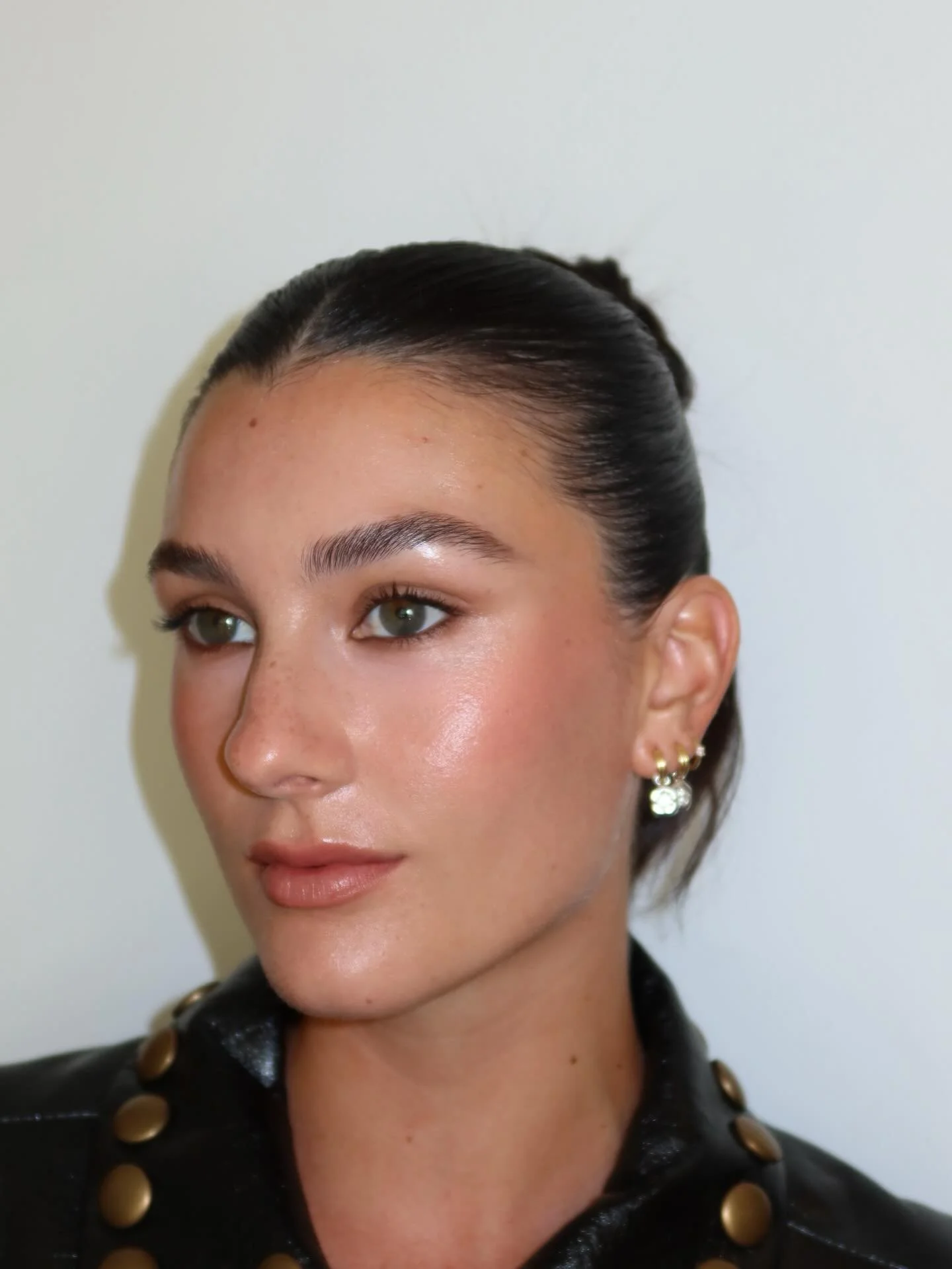 ✨Cool girls know better. @puthbrooke in my makeup, with hair magic by @rosibeldeljesus, for the @cynthiarowley show NYFW 2026. #nyfw 

Save this for your next makeup inspo 🫰🏼😎

Pics by me &amp; @rosibeldeljesus
