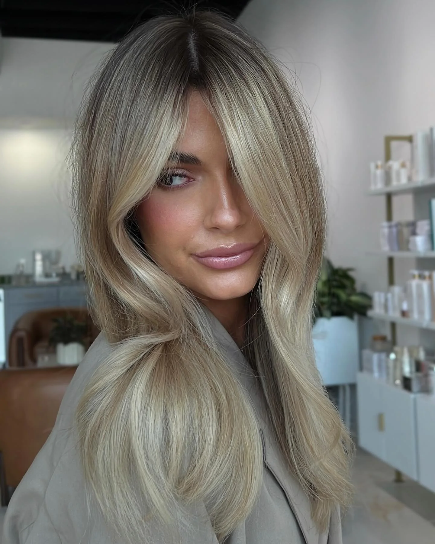 Torn between a lived in blonde and a traditional blonde? 

Here&rsquo;s what you need to know:

🍓Lived in blonde = soft, seamless blend. Think dimension, sun kissed, effortless grow out. 

Who is it for?
For girls who want to come in between 3-6 mon