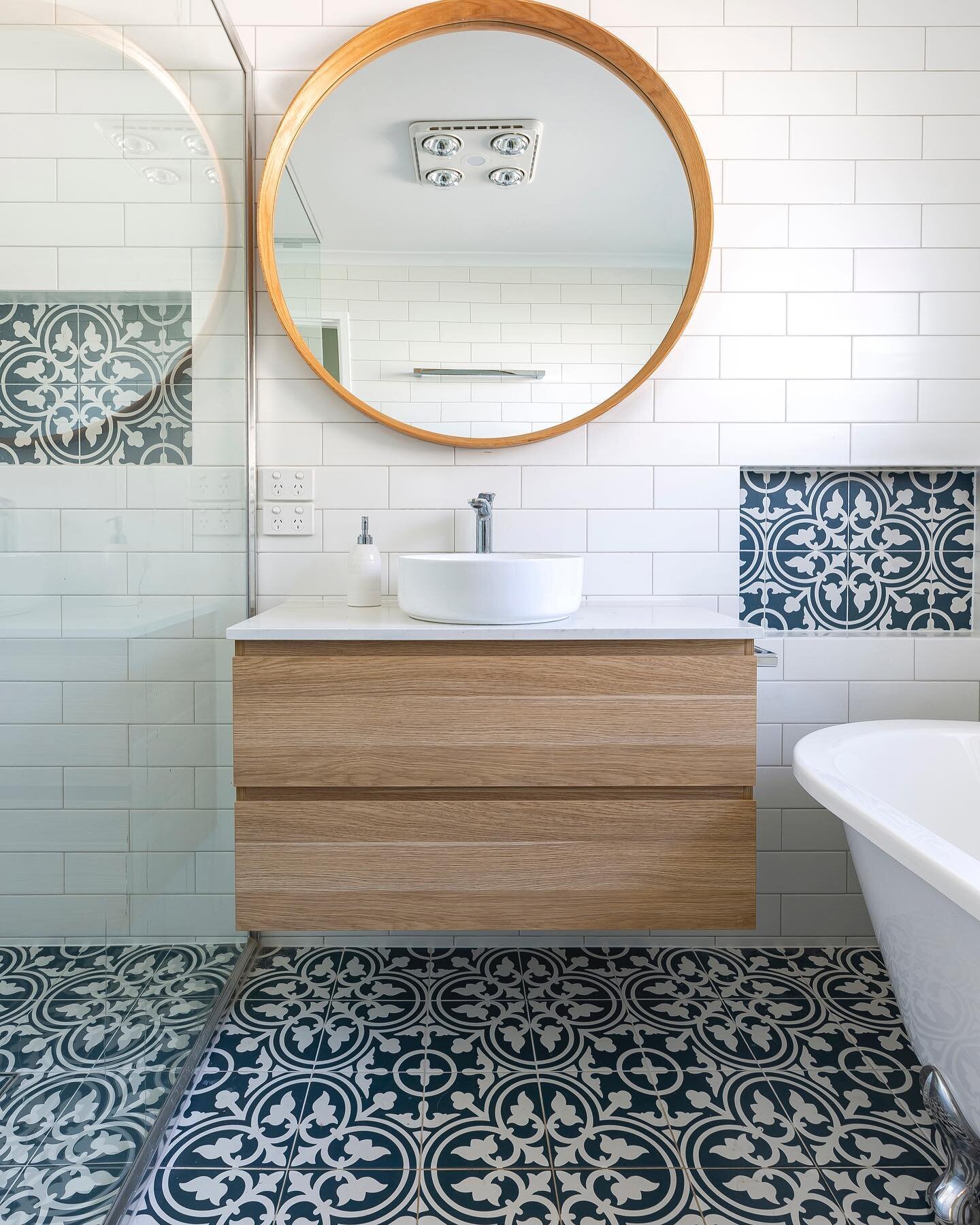 Pattern tile with a clawfoot bath 👌

The most beautiful heritage style bathroom for our clients in Kaleen. 

@rivoland_tiles 
@harveynormancommercial 
@advancedglassact 
@marquisaus 
@benkingphotography 
@darmodyprojects

#canberrarenovations #darmo