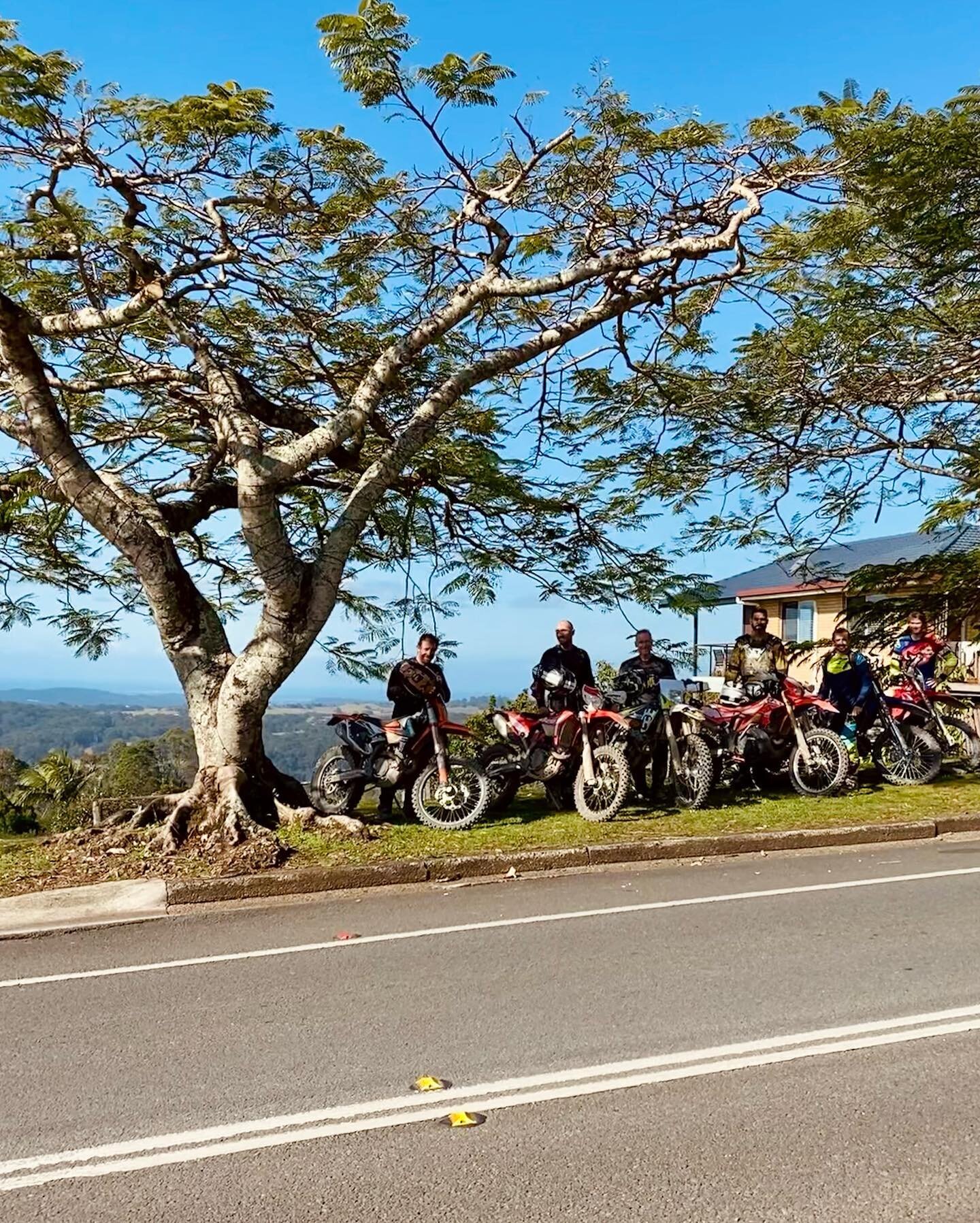 Day for it. 👌

#sunshinecoast #sunshinecoasthinterland #hinterlandtourismsunshinecoast #bluebird #dayforit #motorcyclesofinstagram #dirtbike