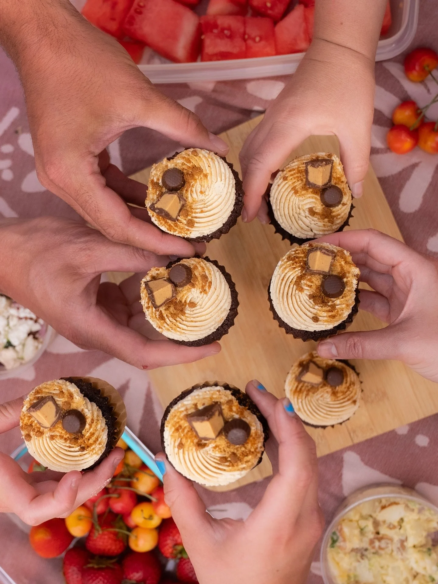 Picnic Perfect Cupcakes ☀️
Because cupcakes are better when shared.

Grab yours while they&rsquo;re still around - link in our bio!

And a huge thank you to our amazing friends (and expert hand models 💅) for making this shoot extra sweet 💛

#eatspi