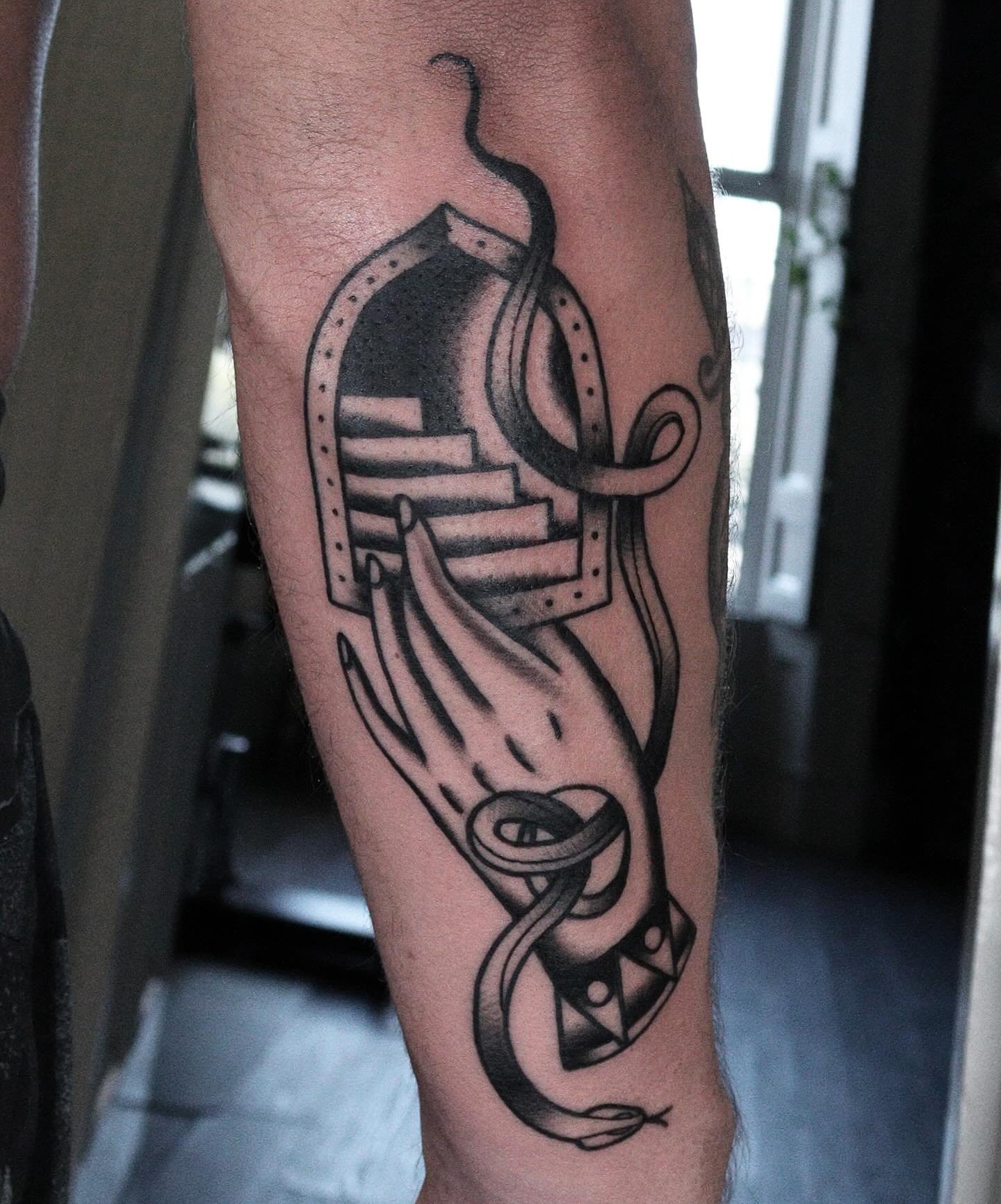 Thanks Anthony! Done @secretdoor_studio  #tattoo #tattoos #tattooed #tattooing #qttr #queertattooer #oldworkers #oldschool #oldschooltattoo #tradworkers #traditionaltattoo #gerfertattoo #dublin #portal #snake #snaketattoo #portaltattoo
Thanks:
@derma