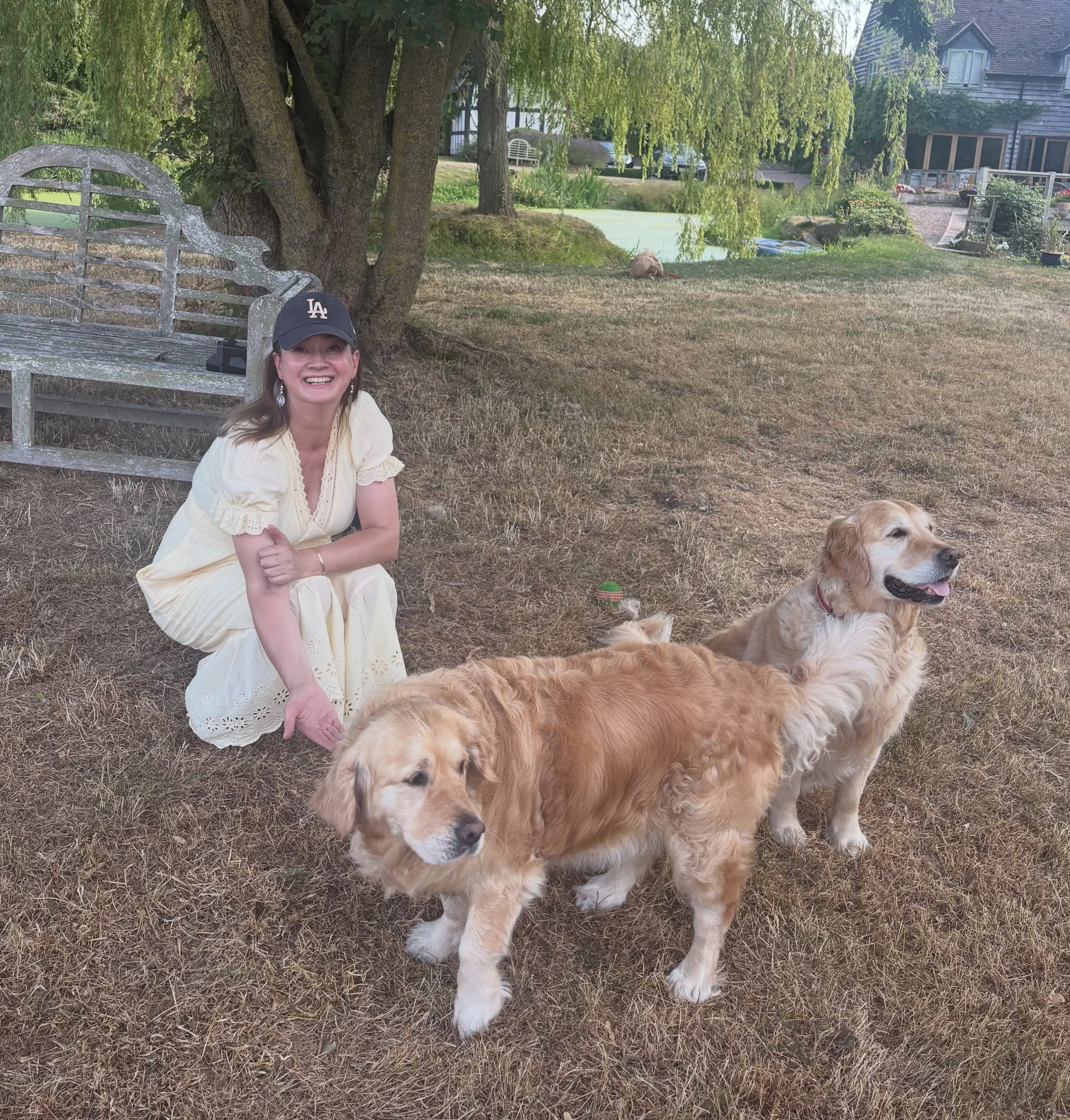 Scottish author, Scottish dogs, English weather. 🏴󠁧󠁢󠁳󠁣󠁴󠁿🐾☀️🏖️

Having a week off in Englandshire and getting some head space from the WIP. Also when your Air BnB gives you Golden Retrievers, it would be ungrateful not to hang out with them.
