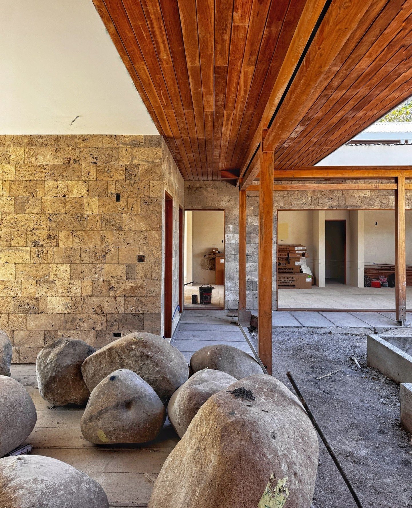 Vey exciting to see Casa Milagros receiving it's natural material pallet of finishes in Nosara.