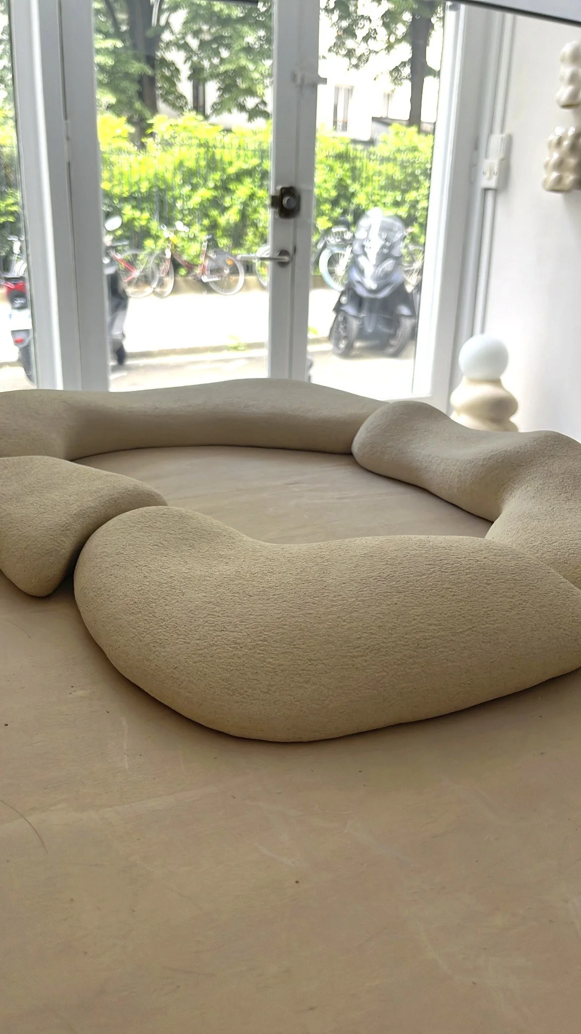 Les miroirs DUNA sont réalisés à la demande et en sur mesure, sans contrainte de dimensions.

Les pièces sont sculptées à la main à Paris, de légères différences sur la forme, les dimensions ou la nuance de lʼémail peuvent exister ce qui rend chaque 