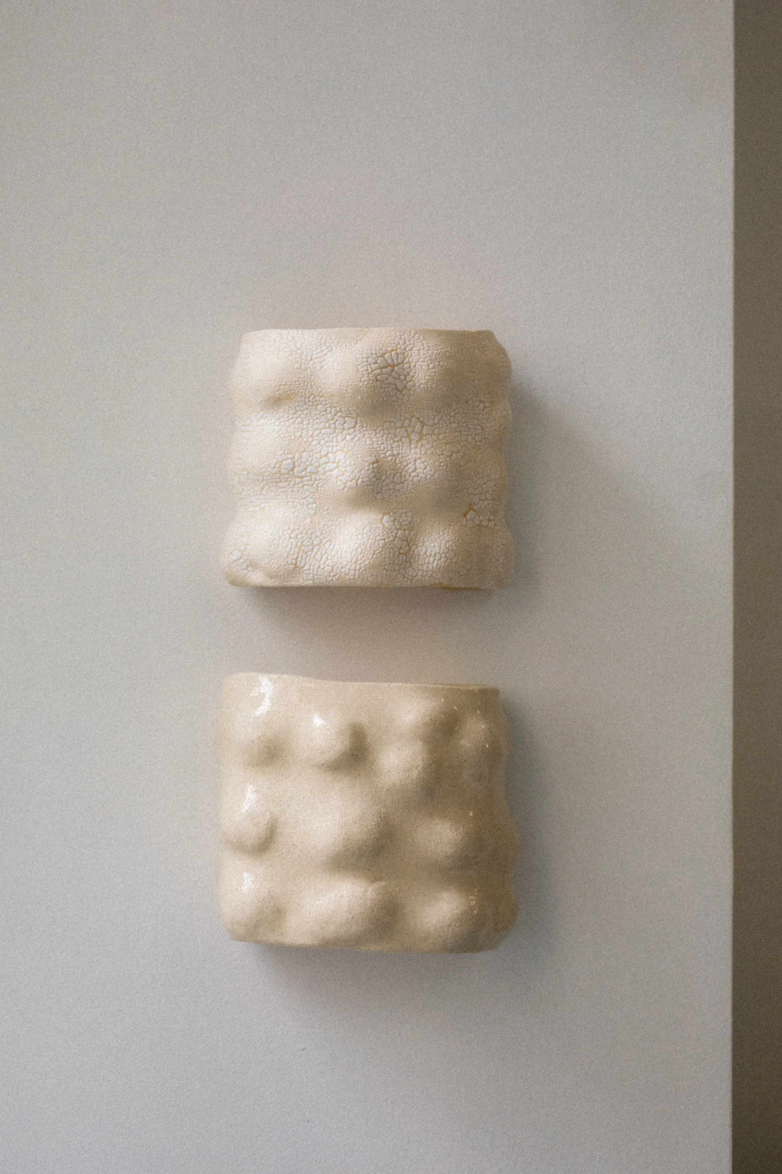 Collection BOIA // 
Applique PÃO
Finitions // cobra 445€  , areia gloss 395€  
H.18cm l.21cm P.11cm (légère variation possible)
L’applique est fournie avec le système électrique, non rattaché        au corps.

Douille R7S 78mm metal incluse.
Ampoule 