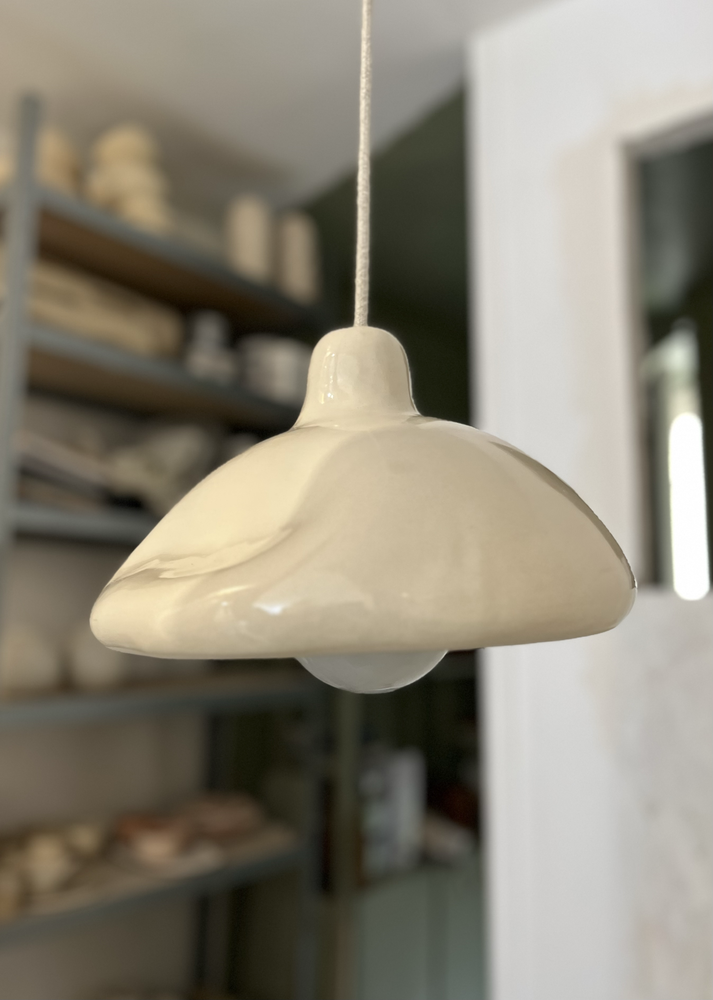 finition baunilha, 790€ 
La suspension  BÒIA est fournie avec le système électrique douille E27 
Câble électrique + câble métallique discret de soutien pour renforcer la sécurité de la suspension.

Ampoule : E27   220V-230V  50Hz  Max30W  IP20 non in