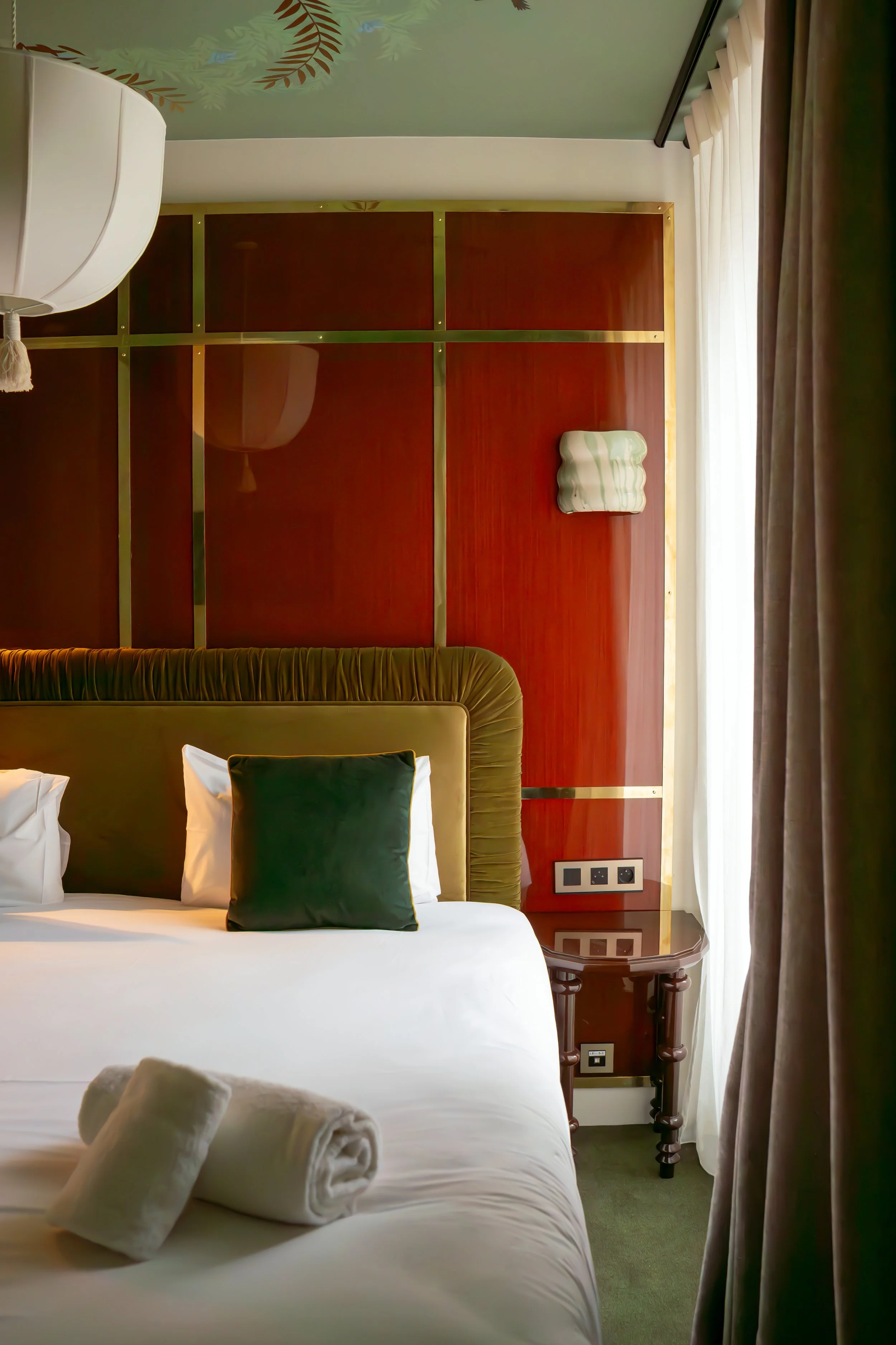 L’applique est fournie avec le système électrique, non rattaché au corps.

Douille R7S 78mm metal incluse.
Ampoule non fournie.
Fixation murale par crochets muraux non fournis.
