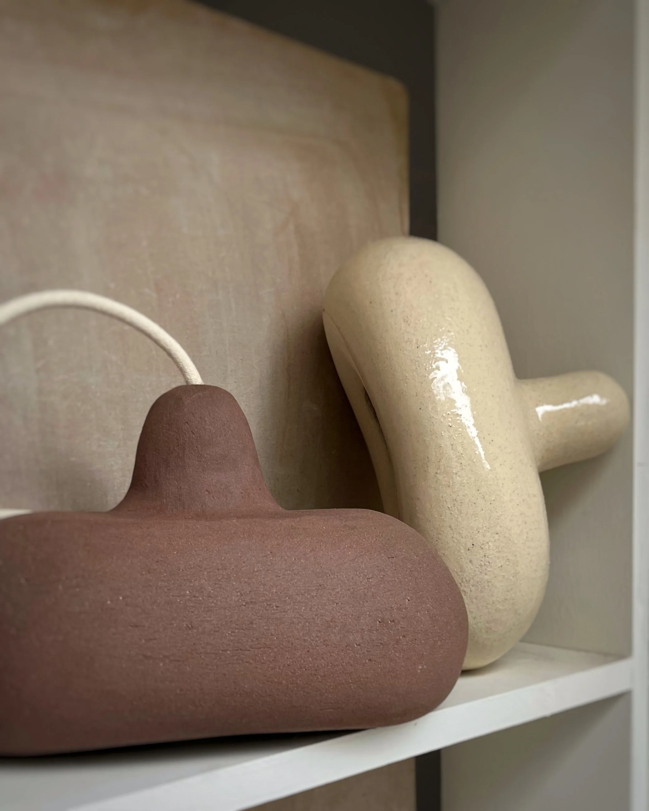 Finitions terra et areia gloss, 
La suspension mini BOLINHO est fournie avec le système électrique douille E27.

Ampoule : E27   220V-230V  50Hz  Max30W  IP20 non incluse.
