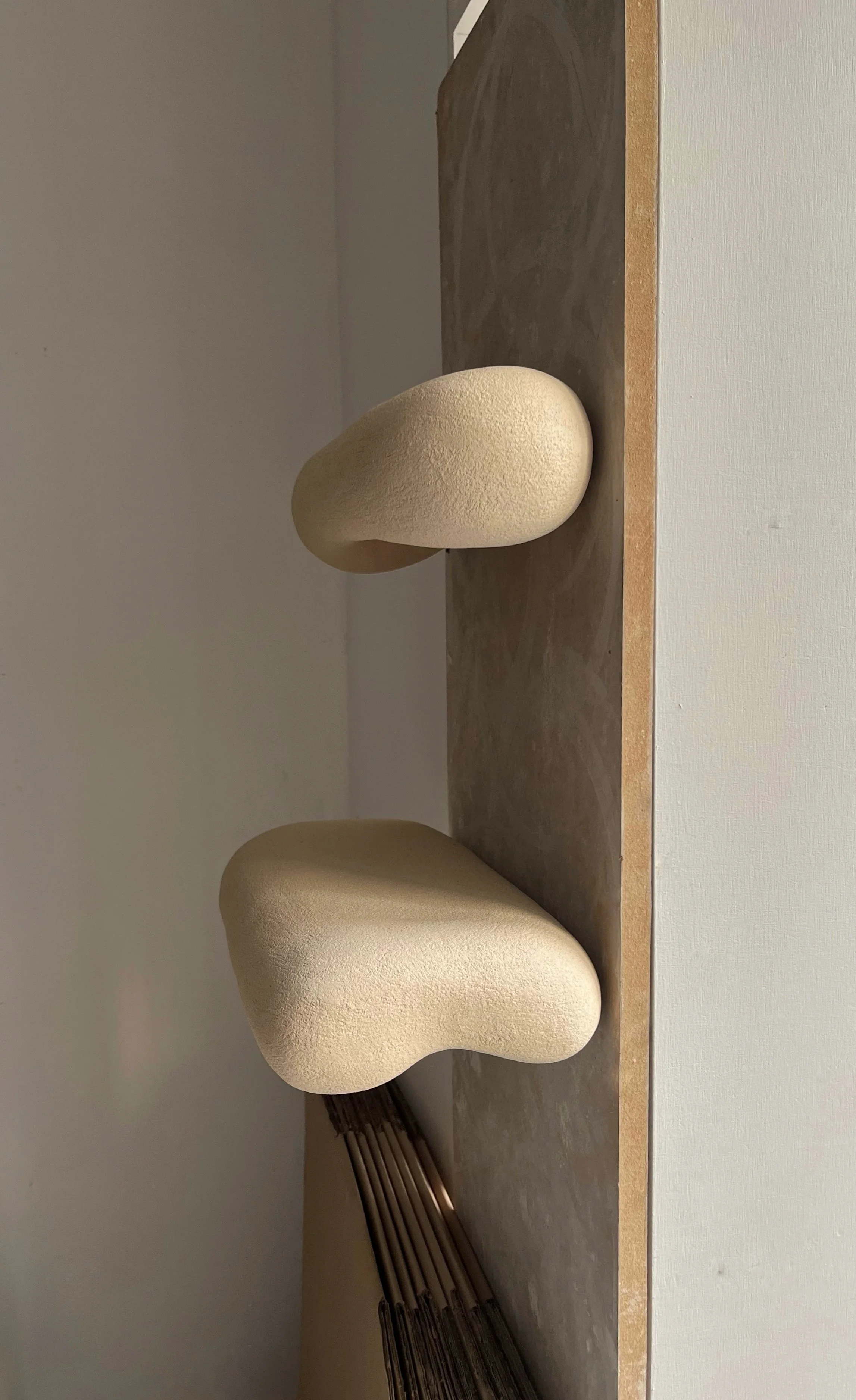 Finition areia,
La lumière de l’applique BAGUETE est dirigée vers le bas, créant un halo discret et apaisant.
Egalement pensée pour être assemblée avec la table BAGUETE