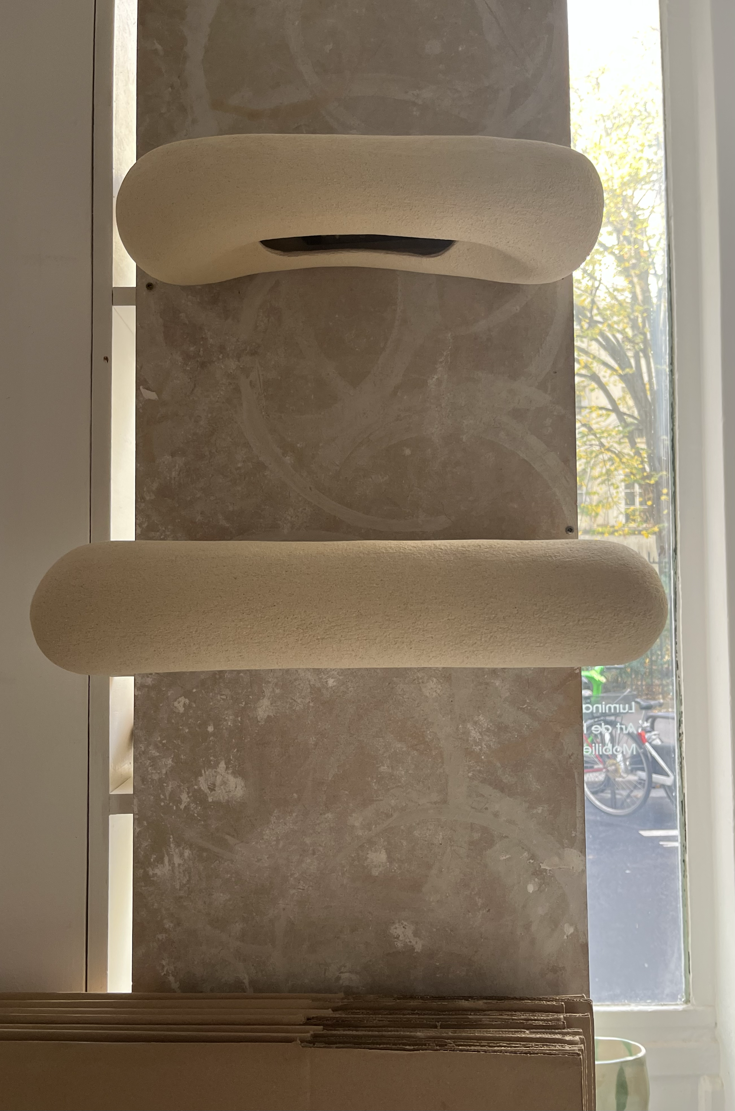 La tablette BAGUETE a été imaginée en harmonie avec l’applique murale du même nom, formant un ensemble idéal pour encadrer une tête de lit.  Elle offre une présence légère, tandis que l’applique diffuse une lumière douce et non agressive.
Pensée comm