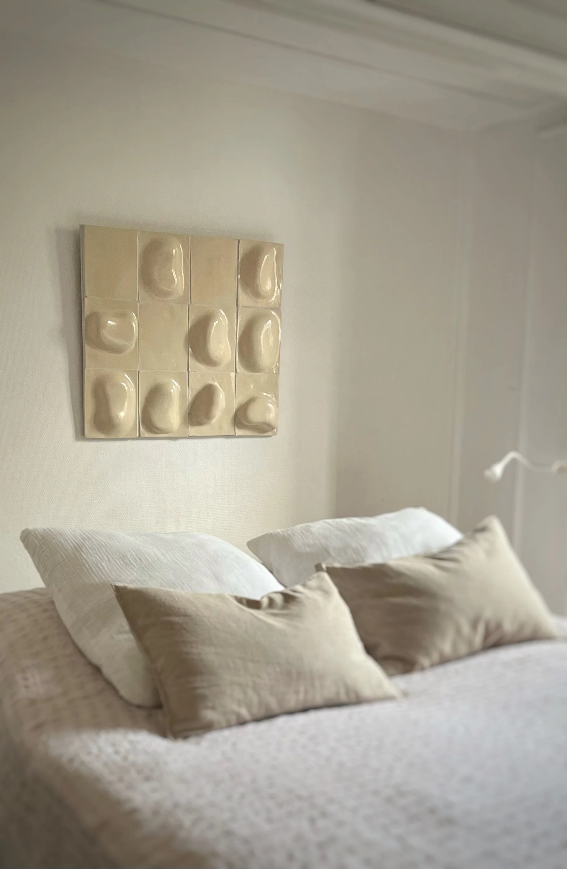 
Grès / email Prix sur devis.

Les dalles DUNA ont été pensées pour s’intégrer à différents supports. 
À la manière d’une faïence, elles se composent en modules sur mesure pour réaliser une crédence, souligner le pied d’un îlot central, structurer un