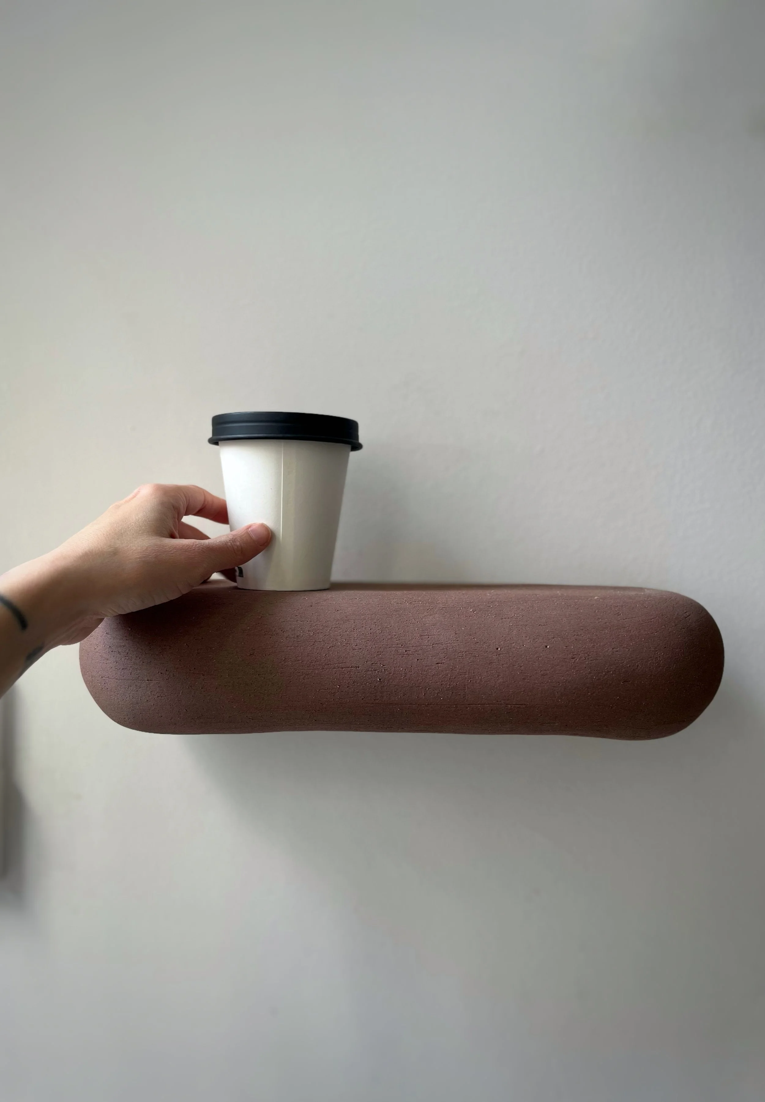 Système électrique fournie.
Deux possibilités: 
° Douille E14 fixée sur le coté droit ou gauche de l’applique (afin de laisser le choix au client de l’emplacement de la sortie du fil) 
° Douille R7S 78mm metal à fixer directement sur le mur .
La fixa