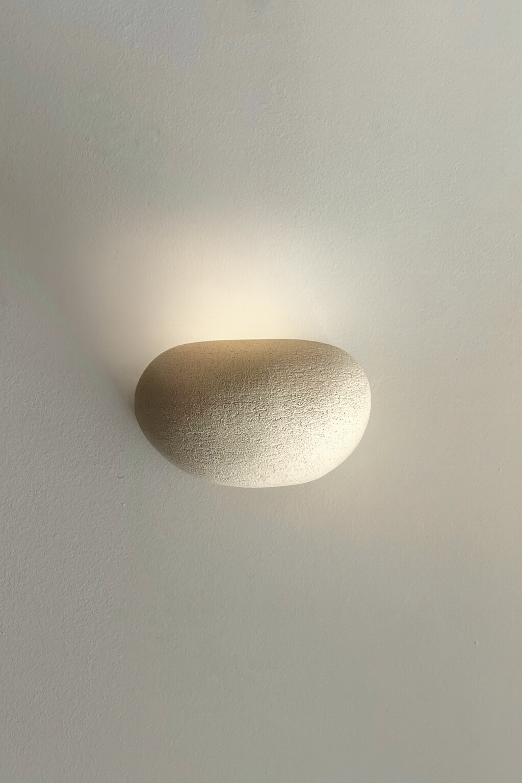 Finition areia lumière vers le haut 
L’applique est fournie avec le système électrique, non rattaché        au corps.

Douille R7S 78mm metal incluse.
Ampoule non fournie.
Fixation murale par crochets muraux non fournis.
