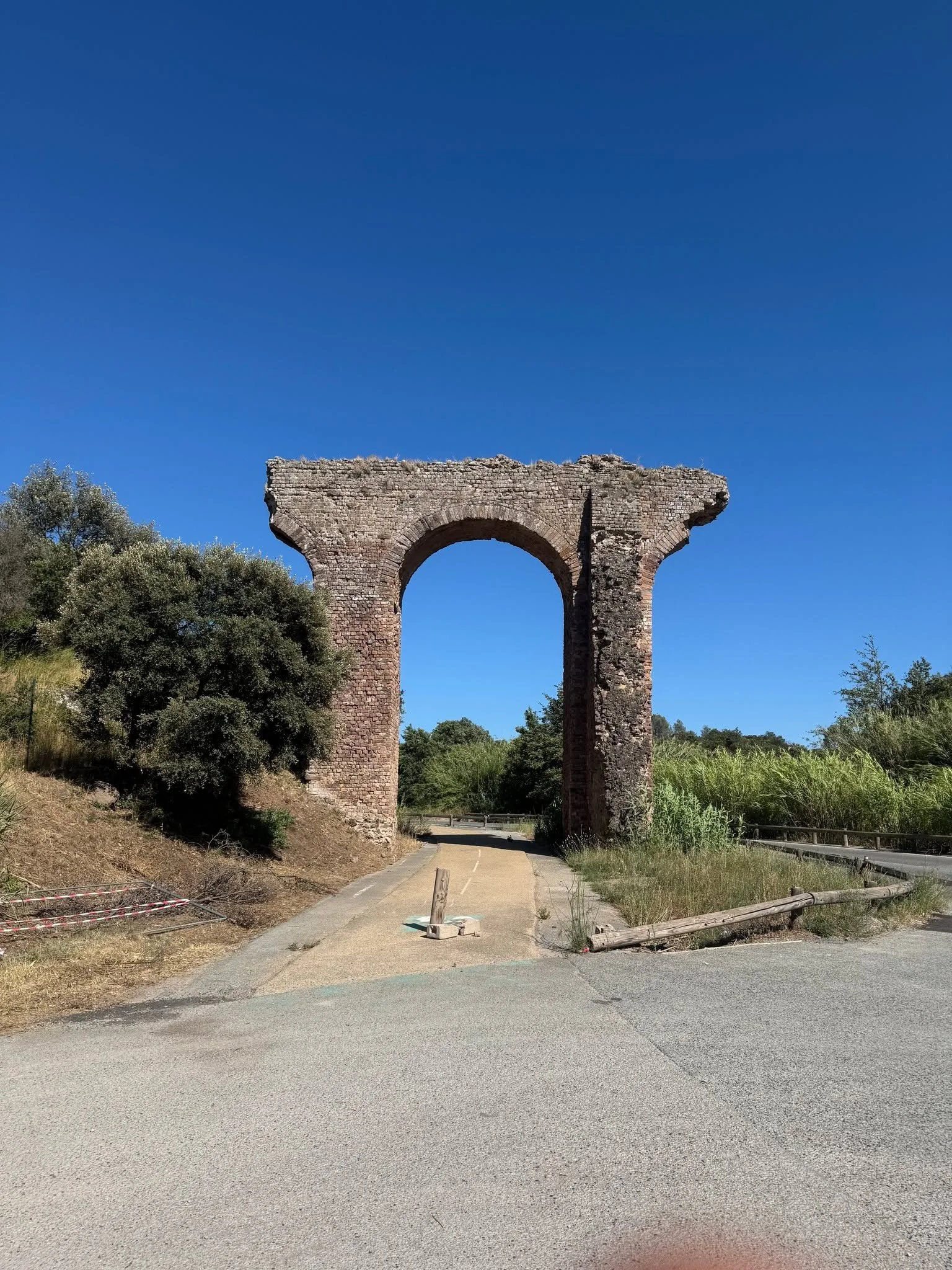 Roman arch remains - Somewhere in Provence! Reminder of the knowhow of the ancient masons and testament to their achievements, centuries after imposing structures like the one, still standing just like that. Chapeaux ! ✊
#arch #roman #romanempire #
