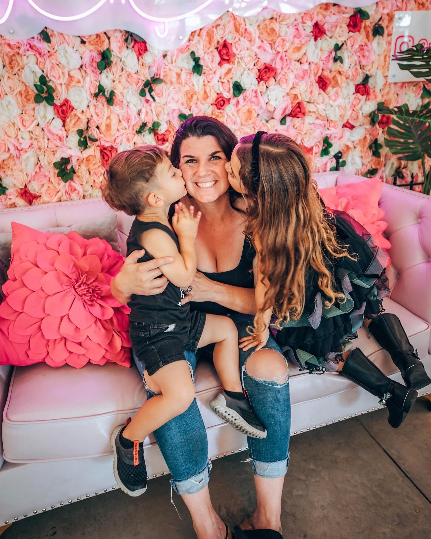 Almost one week til Mother&rsquo;s Day mini&rsquo;s at the super cute @rainingberriesstpete! Join us on Saturday May 11th to make some magic. Kiddos and fur babies welcome! 👼🏼🐶

Time slots between 10am - 4pm are available. Each session is $155 and