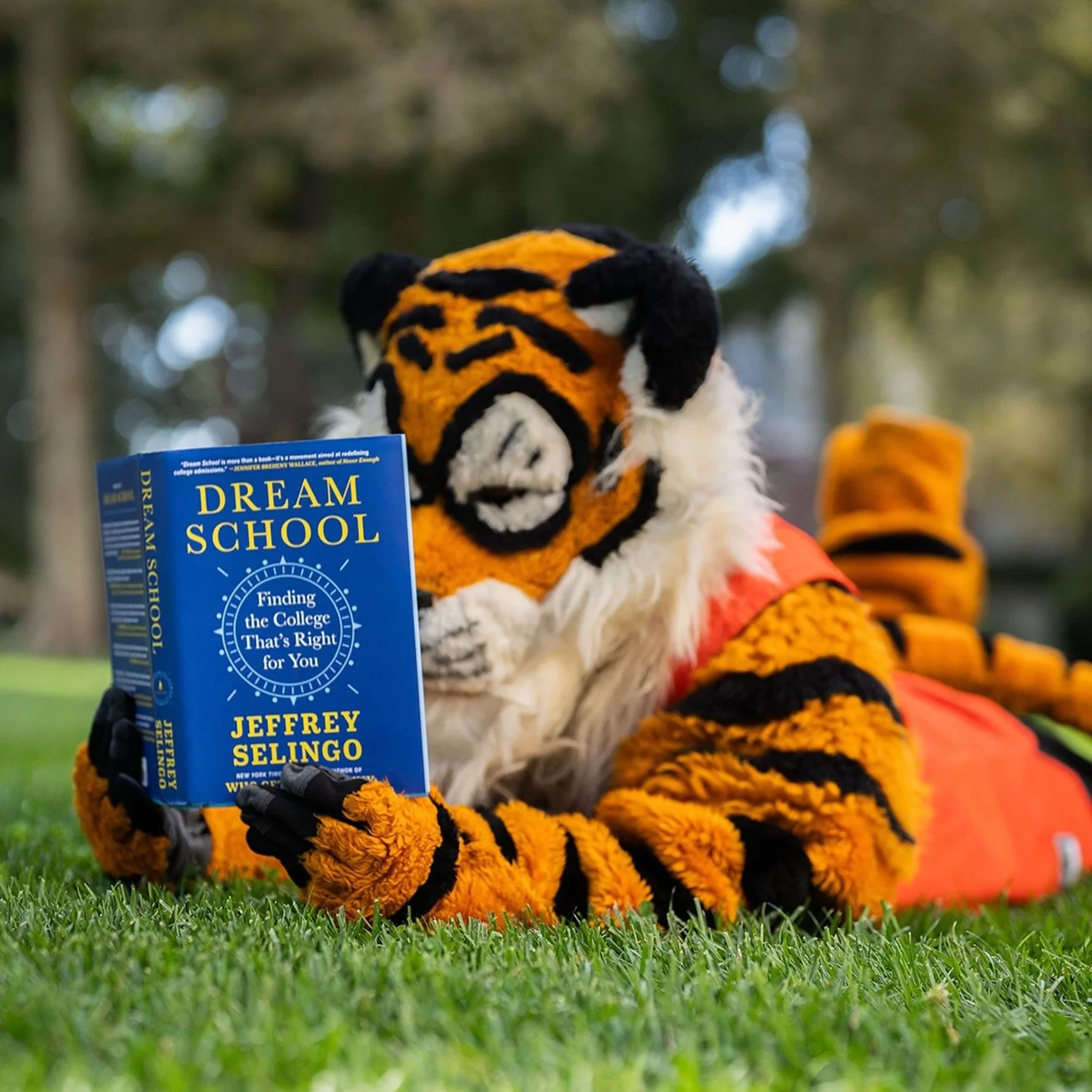 Guess I'm not the only one reading #jeffselingo book! Univ. of the Pacific's mascot is at work! I did utilize the picture from Jeff's instagram!! #collegebound🎓 #colleges #highschoolparents #highschool #students #collegeadmissions #collegeapplicatio