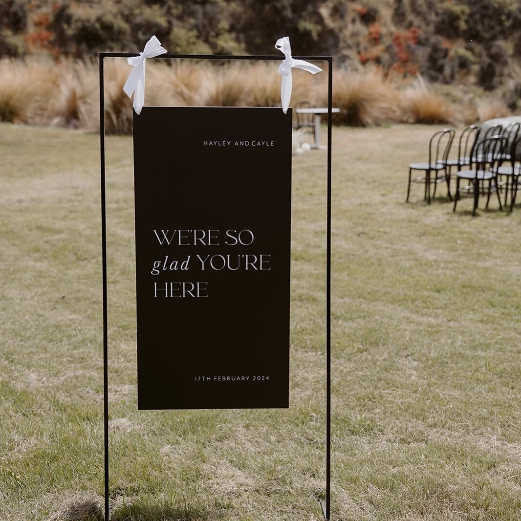 Now that&rsquo;s a welcome! Welcome signage for Hayley + Cayle 🤍🖤 Beautifully captured by @katerobergephotography and styled by @alexandrakatecreative 🤍🖤
.
.
.

 #weddingsign #weddingday #weddingplanning #weddingceremony #weddinginspiration #wedd