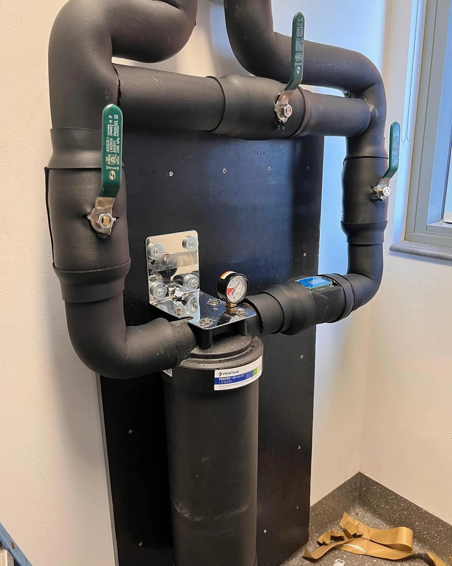 Medical chiller was getting blocked, so we installed a filter with a flow meter and a service by pass.
&bull;
👉🏼 Looking after all things Refrigeration 
&bull;
&bull;
#mytechrefrigeration #mytech #refrigeration #hospital #service #maintanance #inst