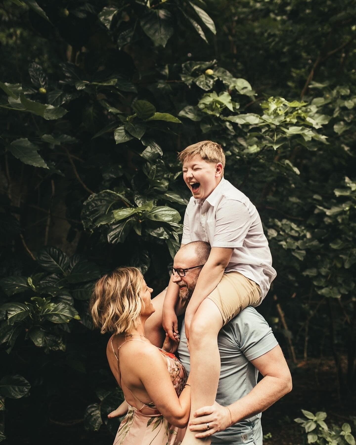 His royal cuteness has officially entered the jungle 🍃 What a fun session! Note: Kids are NEVER too old for piggy back rides 🥳