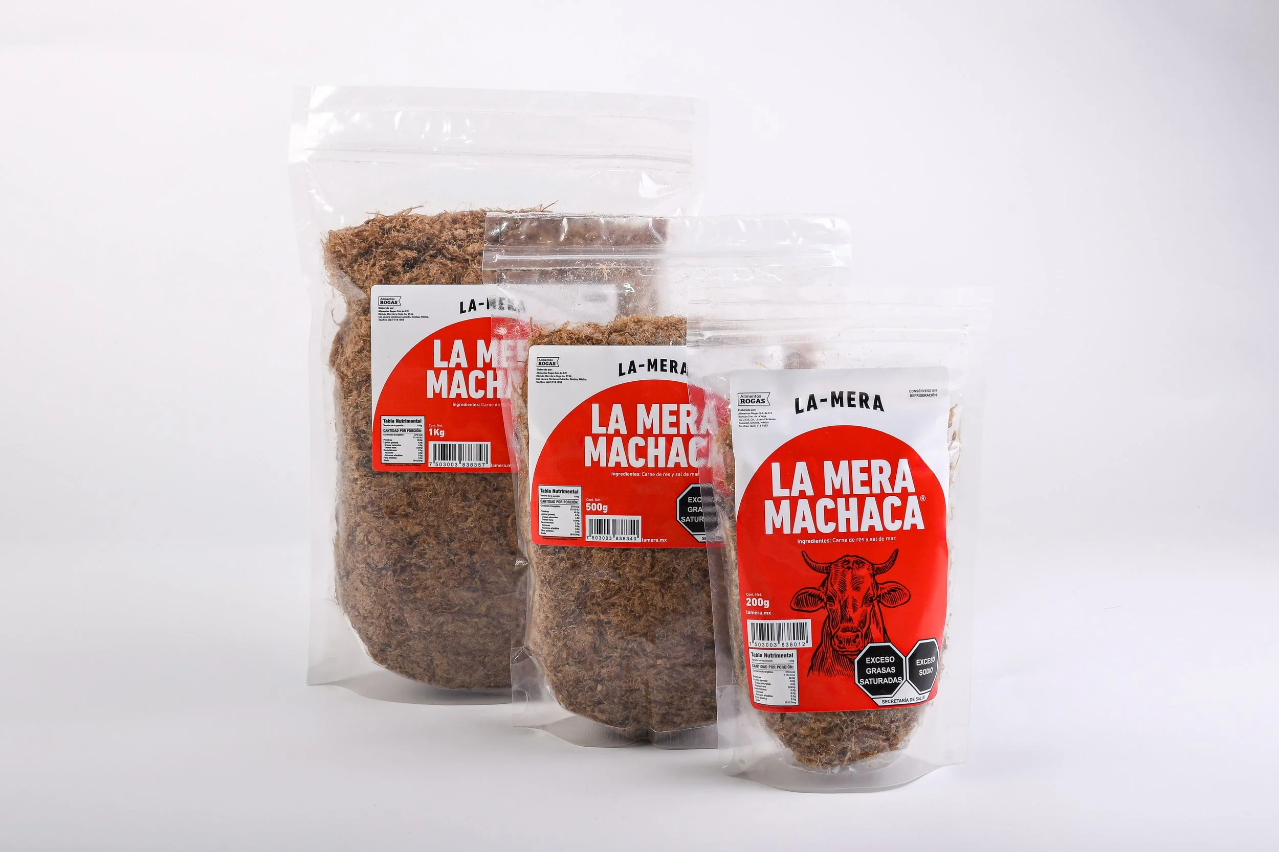 Es carne de res con sal, asada y deshebrada con el sabor de Sinaloa: doradita, esponjosa. Es ideal par preparar burritos, tacos o huevitos con machaca (o disfrutar sola). Está lista para calentar y servir. En presentaciones de 200 g, 500 g y 1 kg.