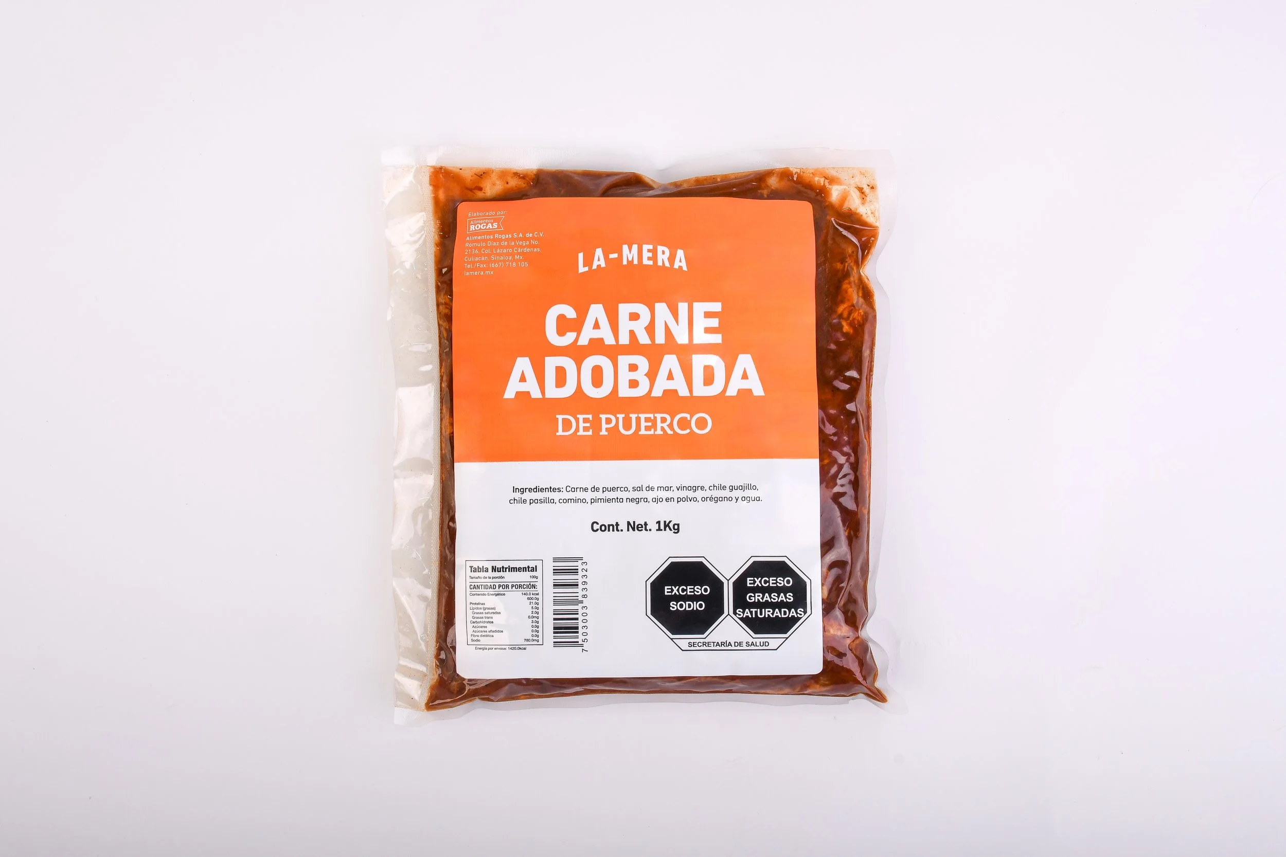 Carne Adobada de Puerco: Cabeza de lomo de cerdo marinada en nuestro adobo de chiles y especias, lista para asar y preparar una carne al estilo al pastor. Ideal para tacos, acompañada de piña, cebolla y cilantro. En presentaciones de 600 g y 1 kg.