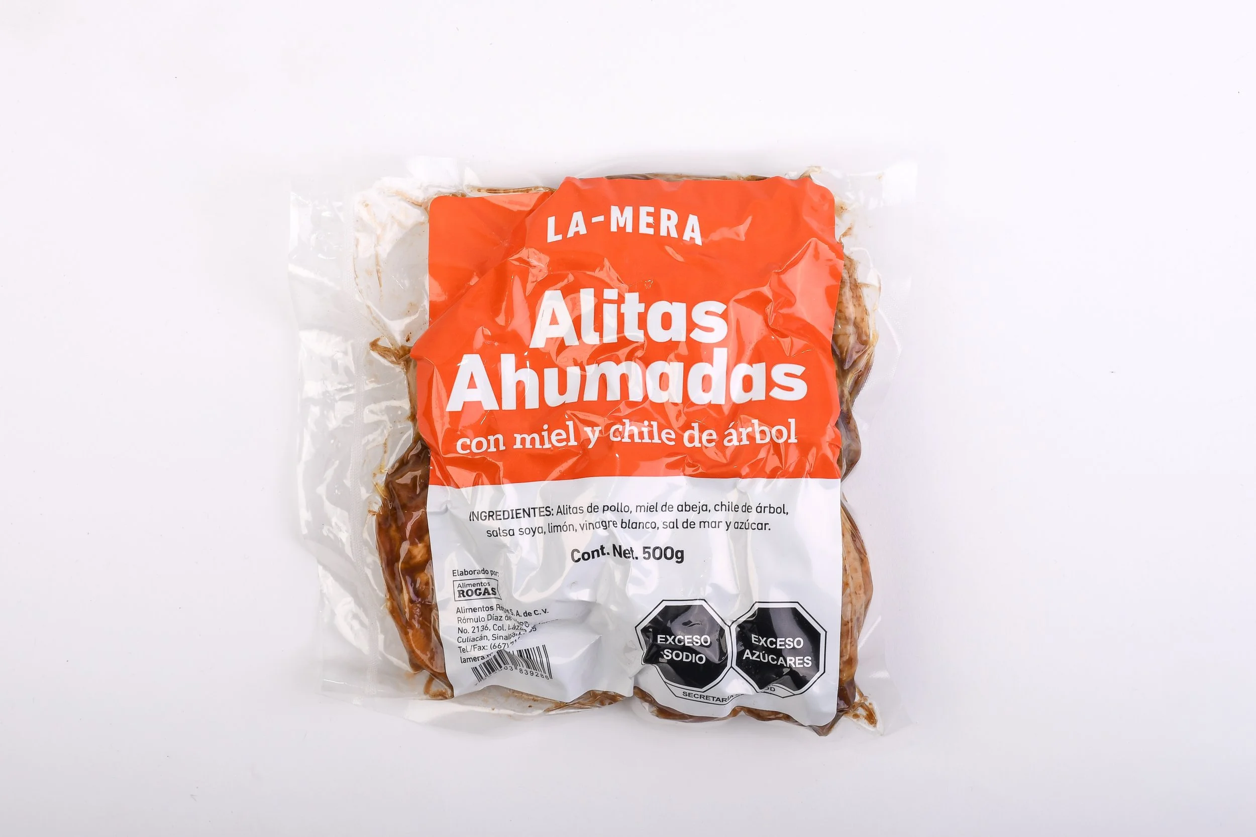 Alitas Ahumadas con Miel y Chile de Árbol: Alitas de pollo ahumadas lentamente y marinadas, que combinan notas dulces, ahumadas y ligeramente picantes. Ideales para servir como entrada, botana o acompañarlas con una buena salsa. En presentación de 50