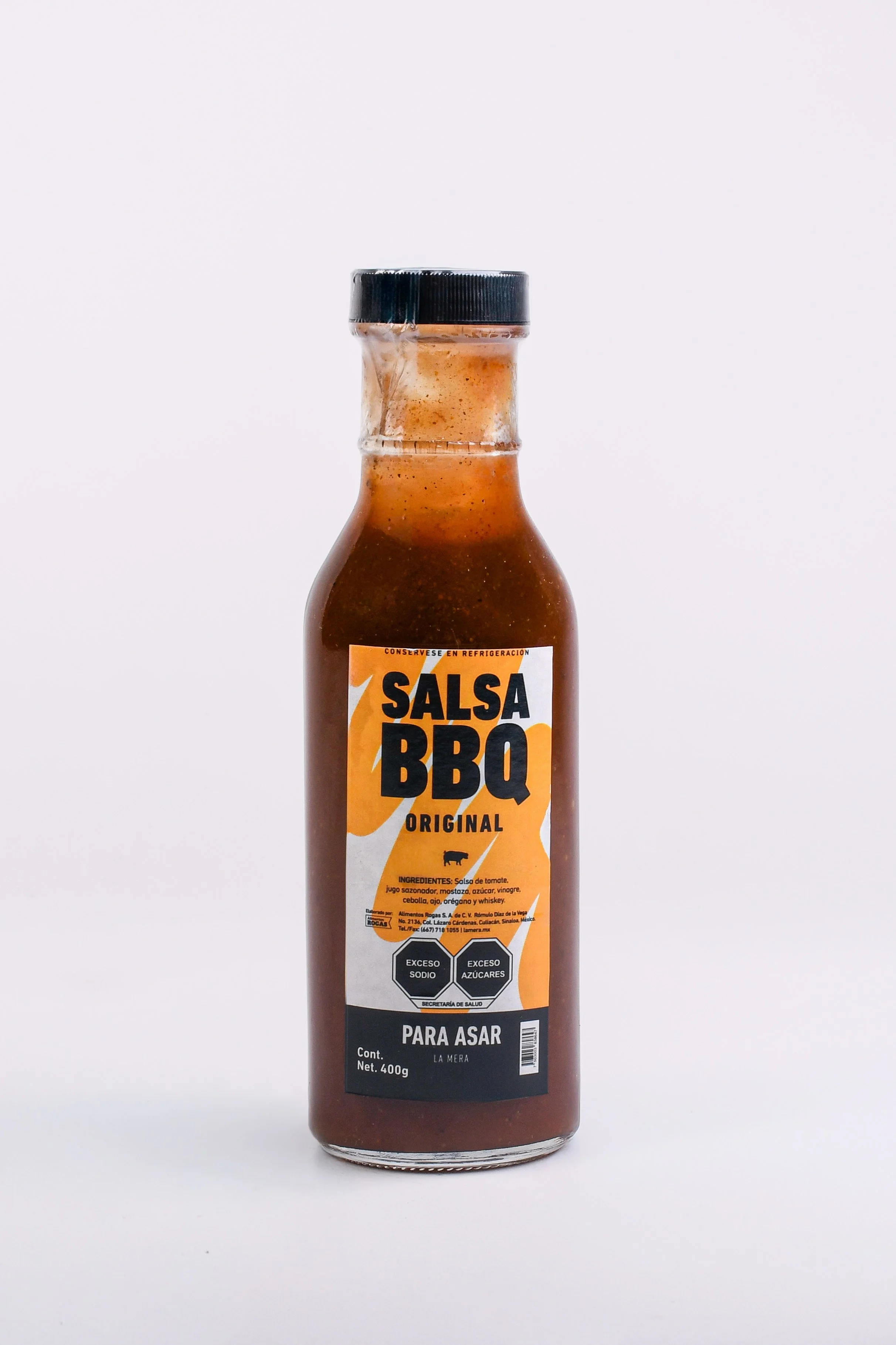 Salsa BBQ Original: Una combinación equilibrada de tomate, especias, mostaza y un toque de whiskey que aporta profundidad y carácter. Ideal para marinar, barnizar o acompañar carnes de res, cerdo y pollo. Presentación de 400g.