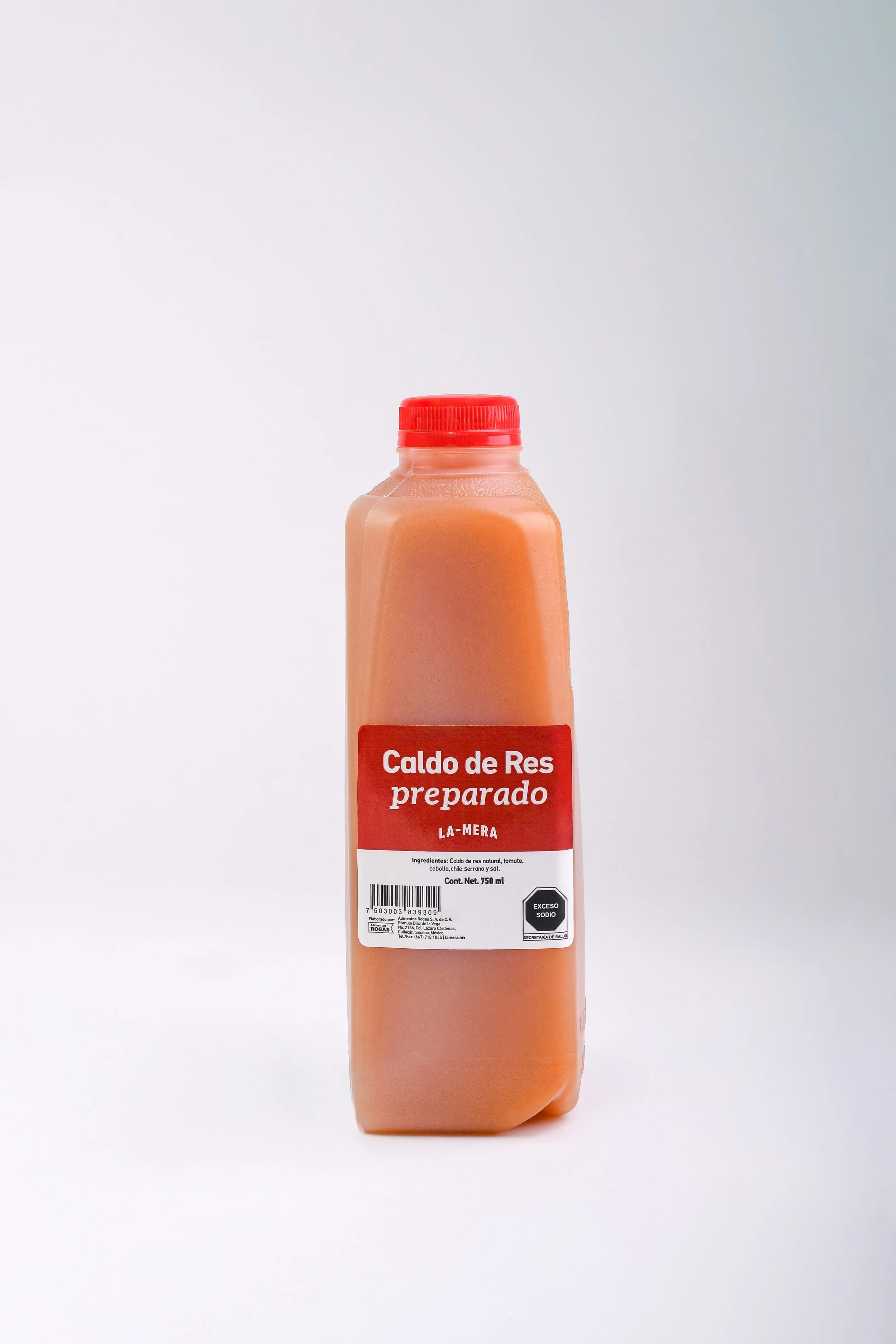 Caldo de Res Preparado: Caldo de res cocido lentamente, con un sabor profundo y reconfortante. Preparado con tomate, cebolla y chile listo para usar como base de sopas o guisos. En presentación de 1 L.