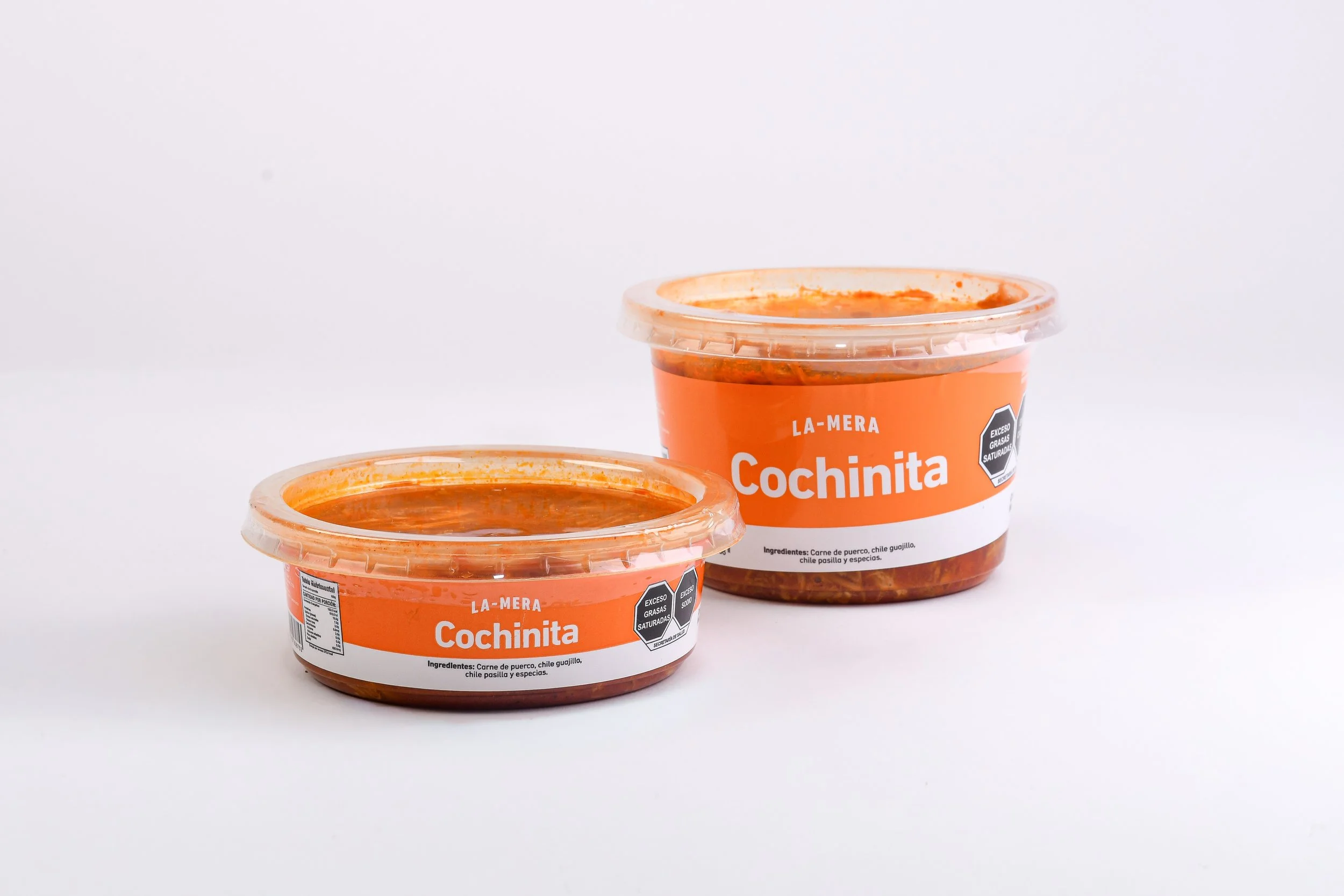 Cochinita de Puerco: Pierna de puerco cocida lentamente con achiote, cítricos y especias, hasta quedar suave y jugosa. Ideal para preparar tacos, tortas, panuchos o acompañar con cebolla morada encurtida. En presentaciones de 250 g y 500 g.