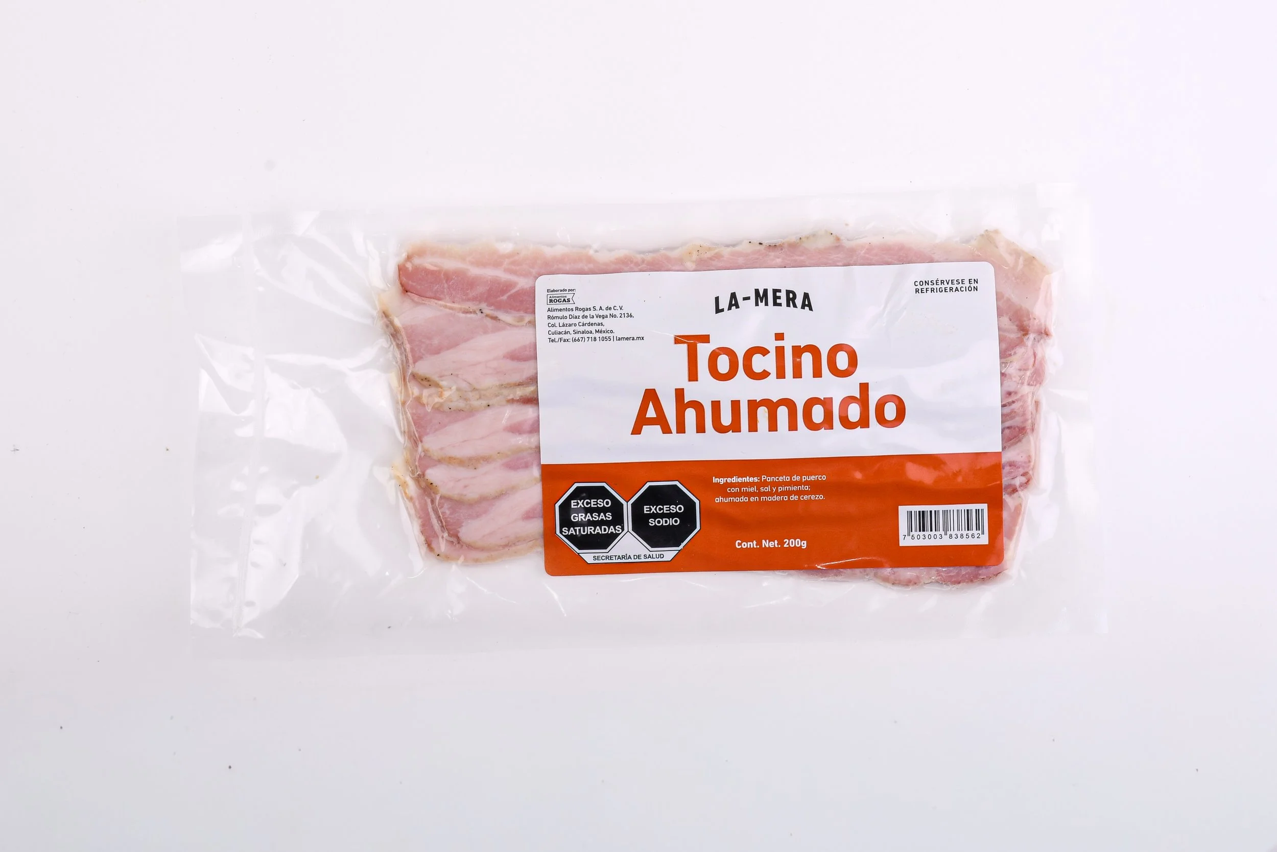 Tocino Ahumado: Panceta de cerdo marinada durante dos semanas en salmuera y ahumada lentamente con madera de cerezo. De sabor profundo, ligeramente dulce y ahumado, ideal para desayunos, hamburguesas, ensaladas o para cocinar. En presentación de 200 